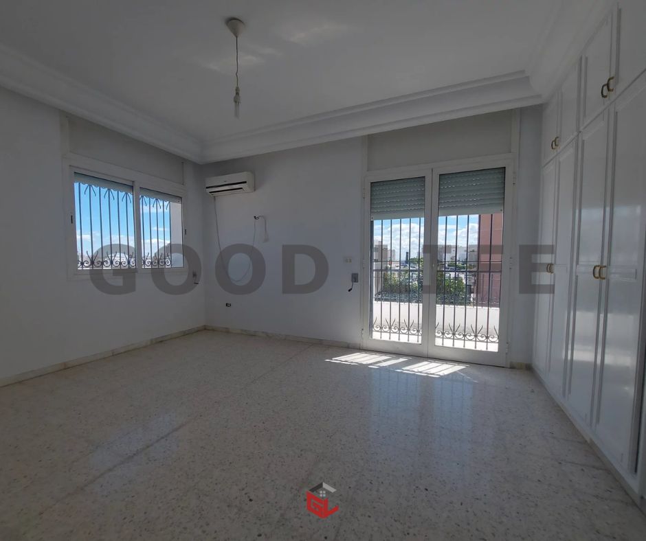 Ariana Ville Cite Ennasr 2 Location Maisons Spacieuse villa  ennasr