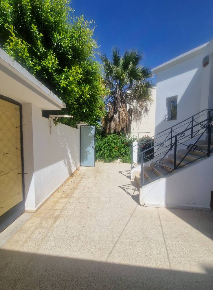 Ariana Ville Cite Ennasr 2 Location Appart. 4 pices Rezdechausse de villa  jardin d el manzeh 2
