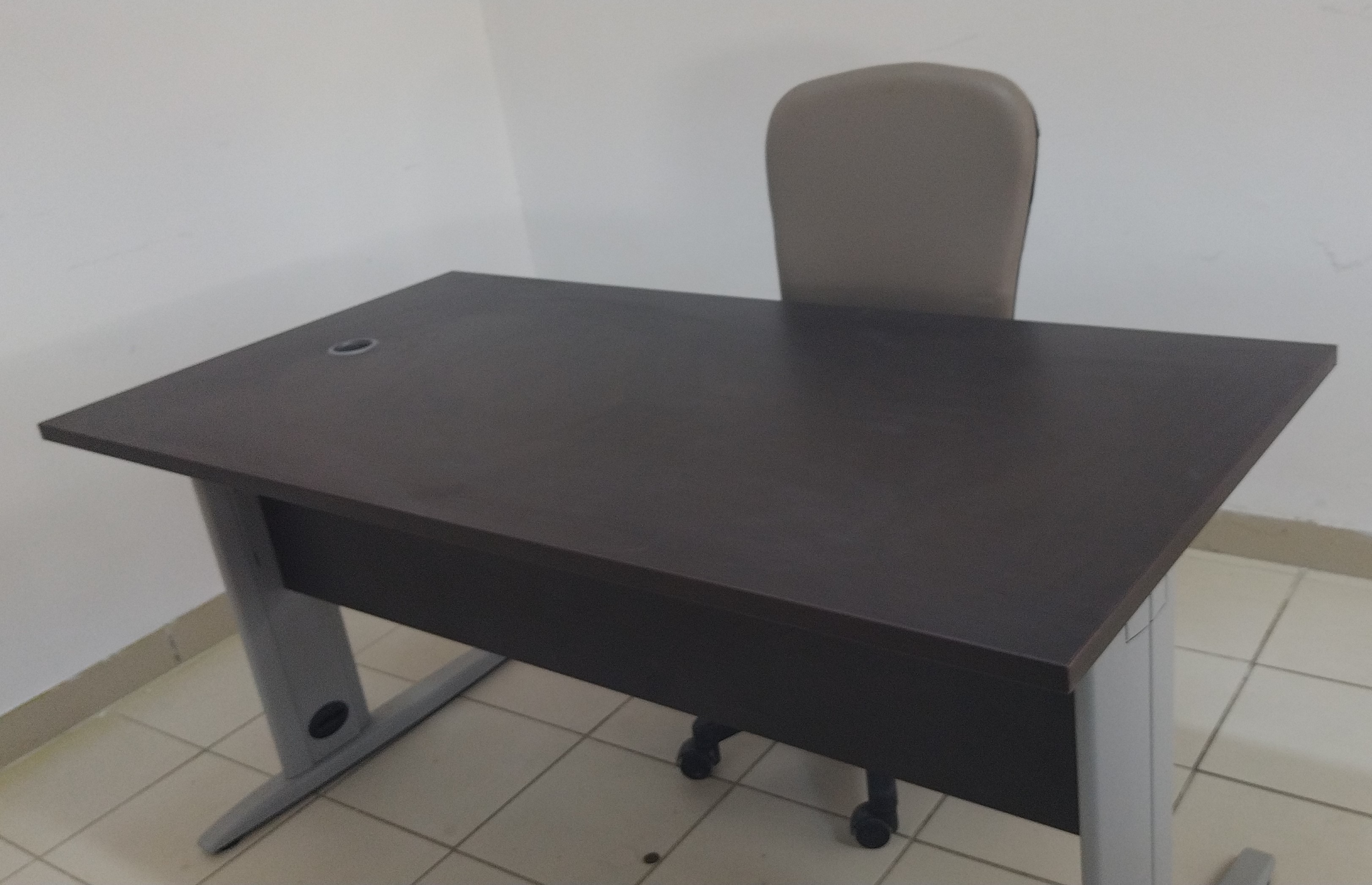 Raoued Cite El Ghazala 1 Meubles de bureau Bureaux - Tables Meubles de bureau en trs bon tat