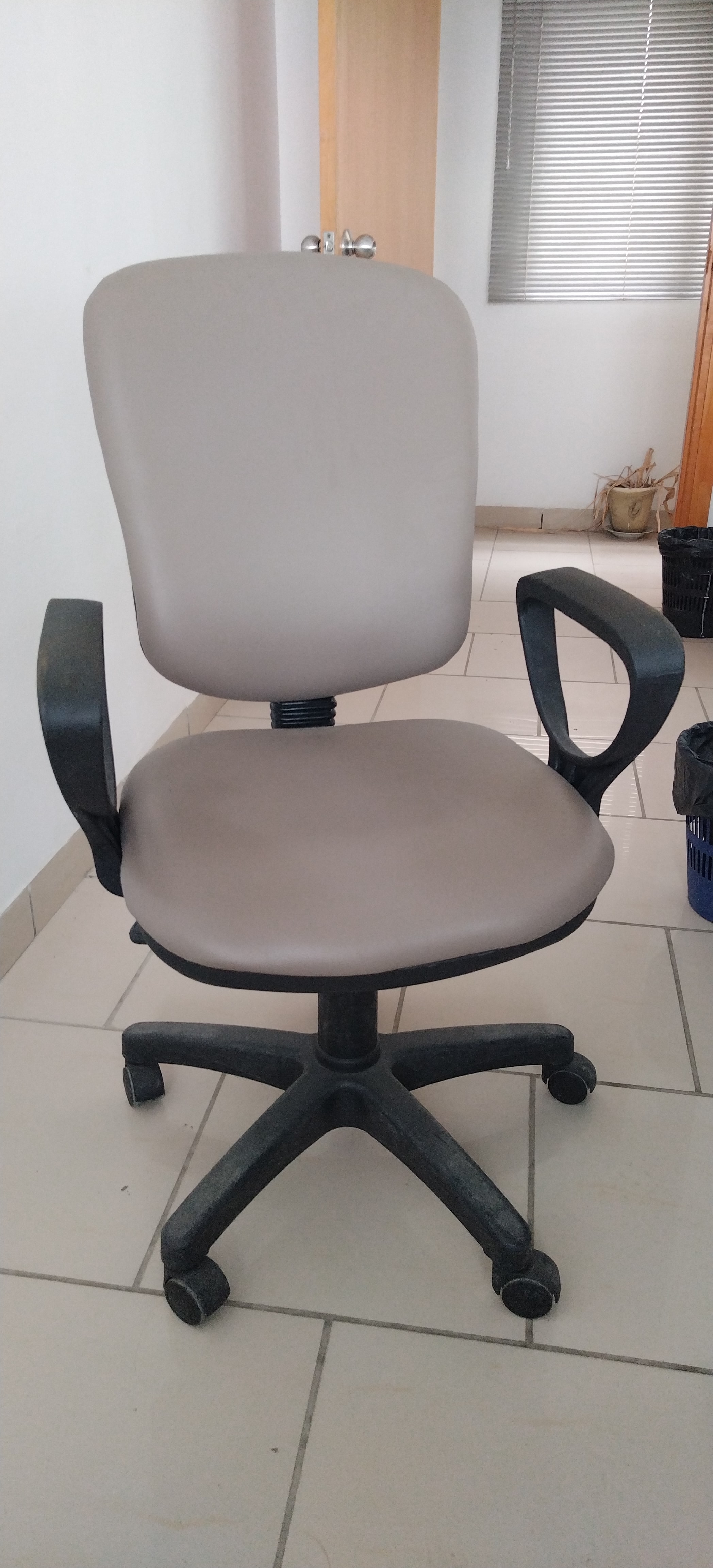 Raoued Cite El Ghazala 1 Meubles de bureau Bureaux - Tables Meubles de bureau en trs bon tat