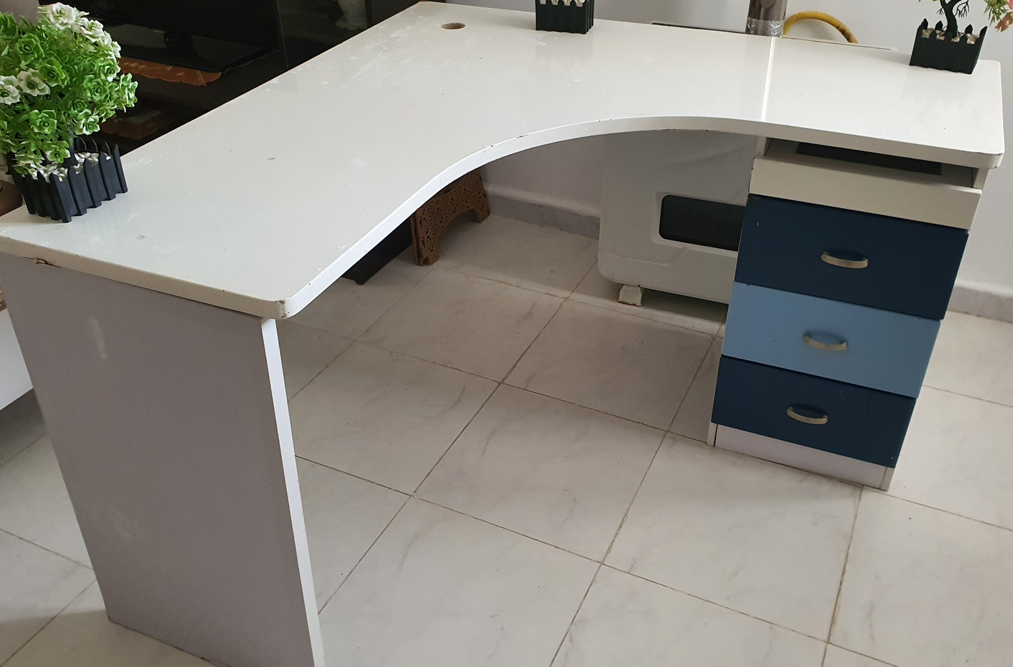 Le Bardo Khaznadar Meubles d'enfant bureaux Bureau bleu et blanc en tat moyen