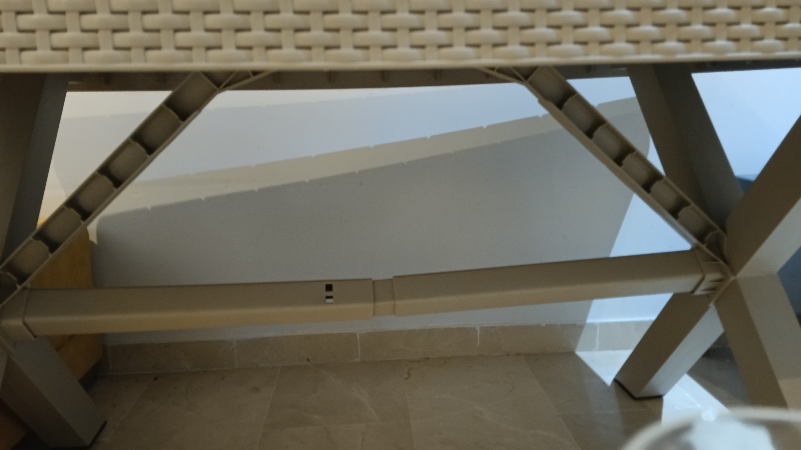 Sousse Ville Sousse Salon - Salle  manger  Salle  manger Table en plastique neuve