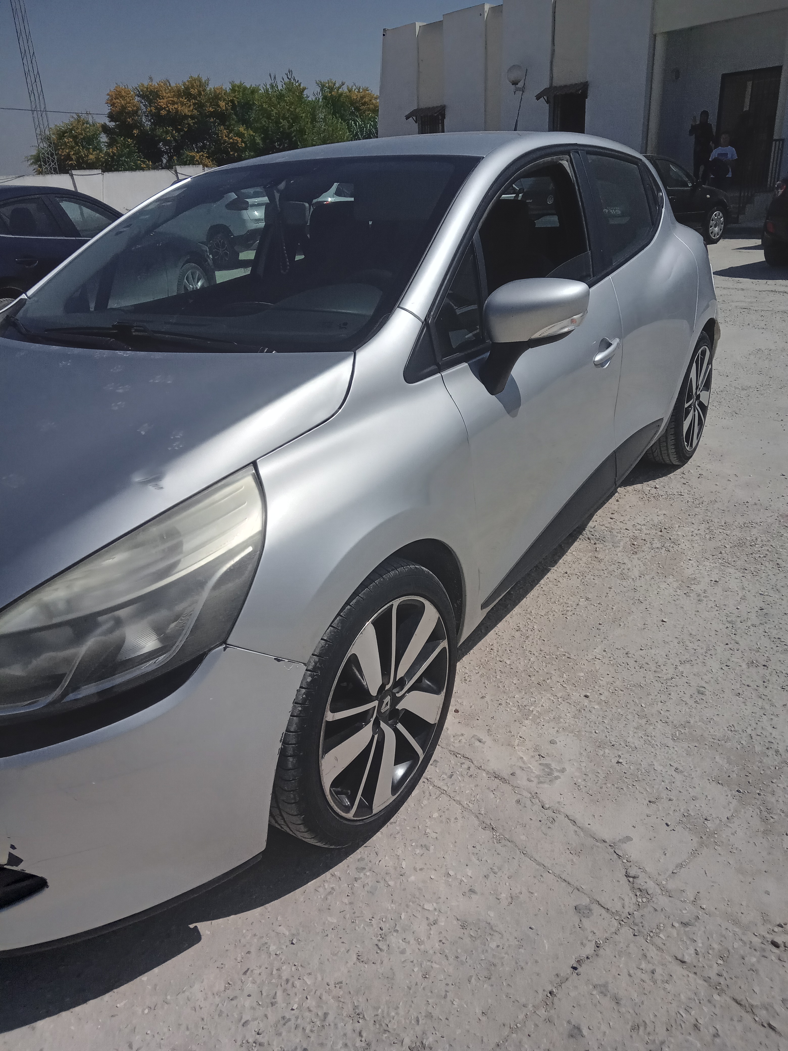 Oued Ellil Oued Ellil Renault Clio Clio 4 tres propre
