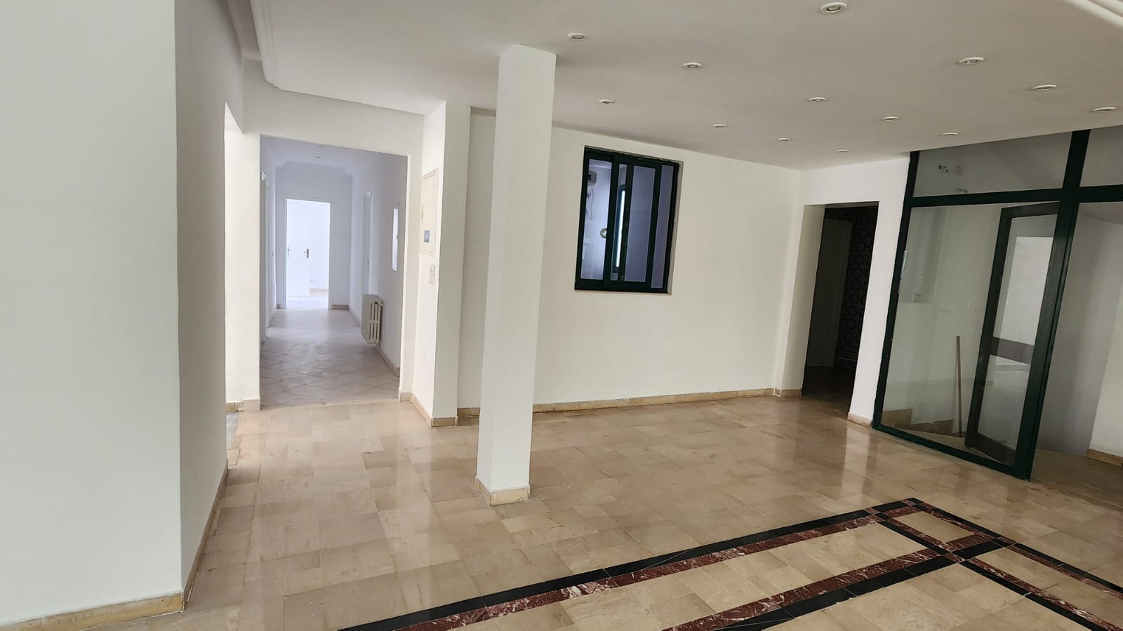 El Menzah Tunis Belvedere Vente Autre Local au belvdre sur av principale vue sur parc