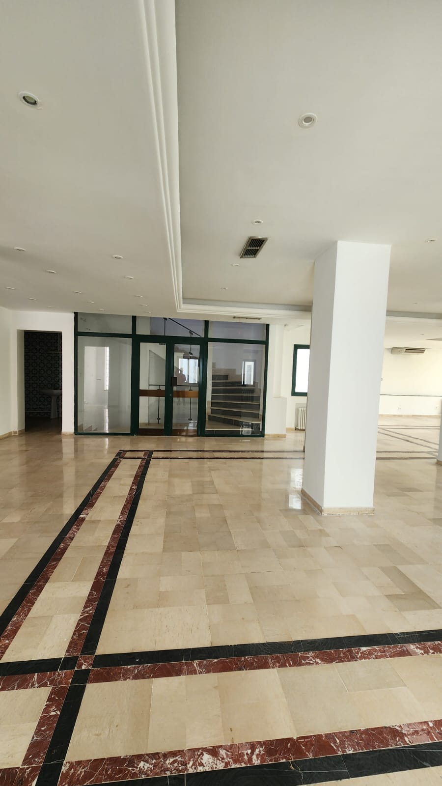 El Menzah Tunis Belvedere Vente Autre Local au belvdre sur av principale vue sur parc