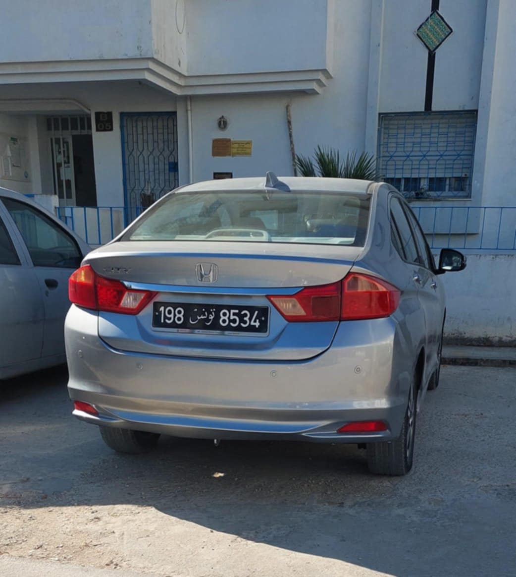 La Soukra Dar Fadhal Honda ACTY Honda city en excellent tat prte  rouler