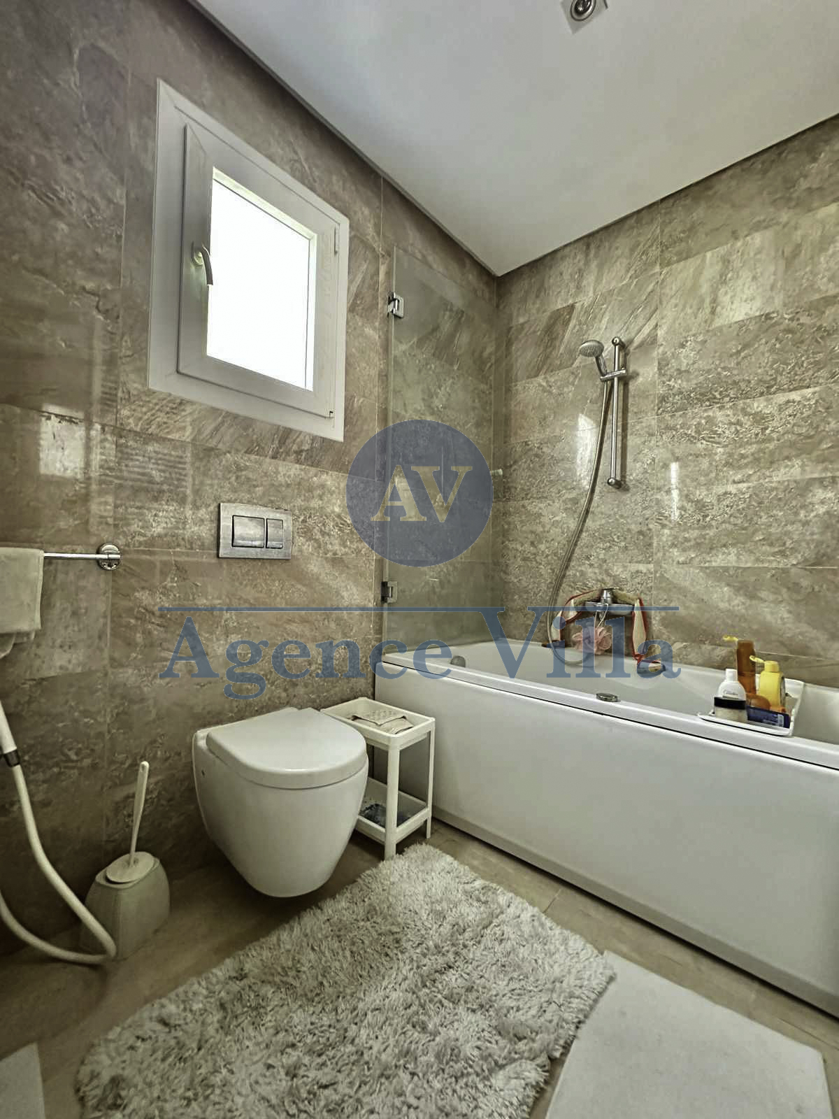 Ain Zaghouan Jardins de Carthage Location Appart. 4 pices Un grand appartement s2 aux jardins de carthage