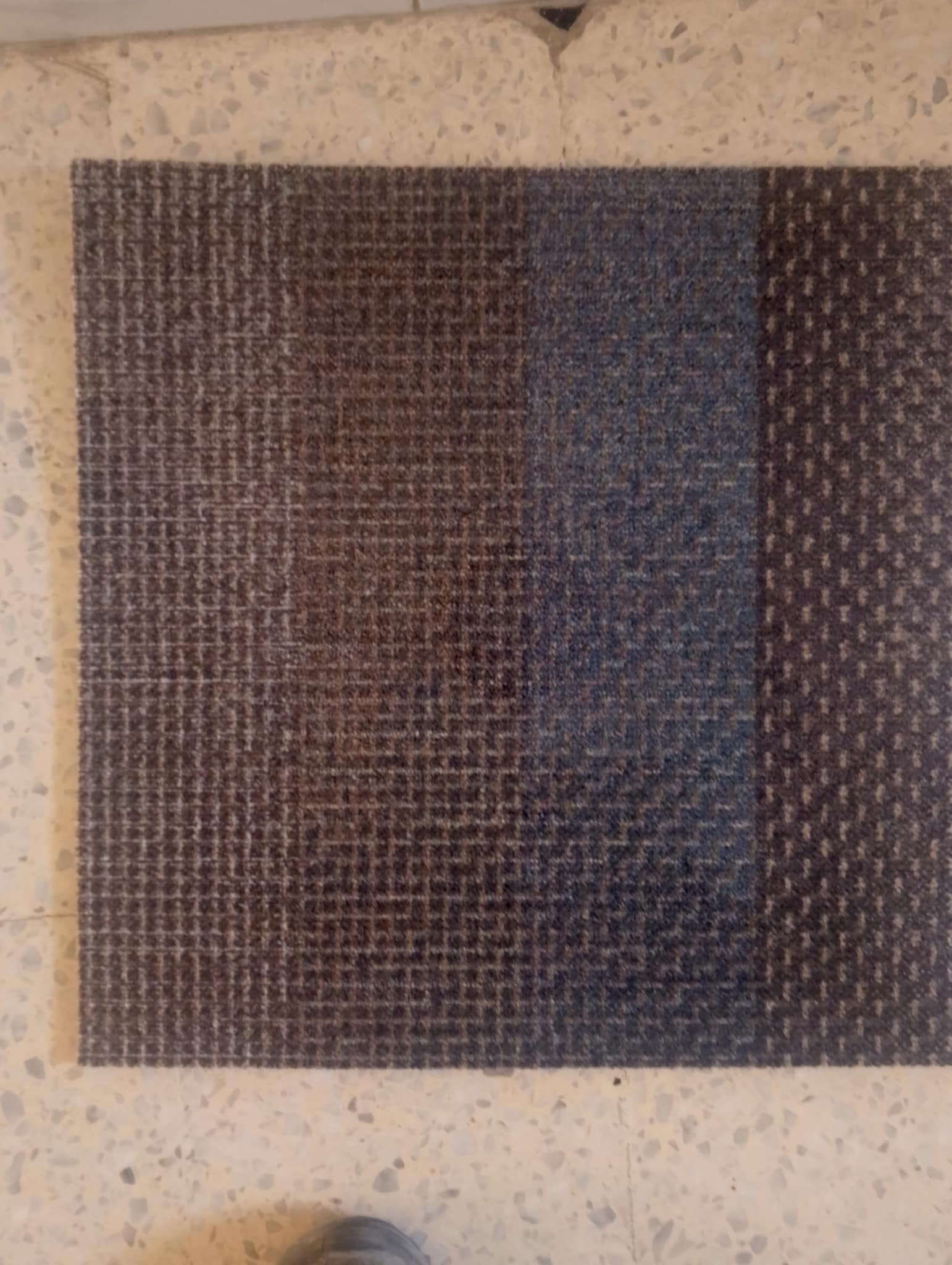 Megrine Megrine Chaker Meubles de bureau Autres Dalle moquette