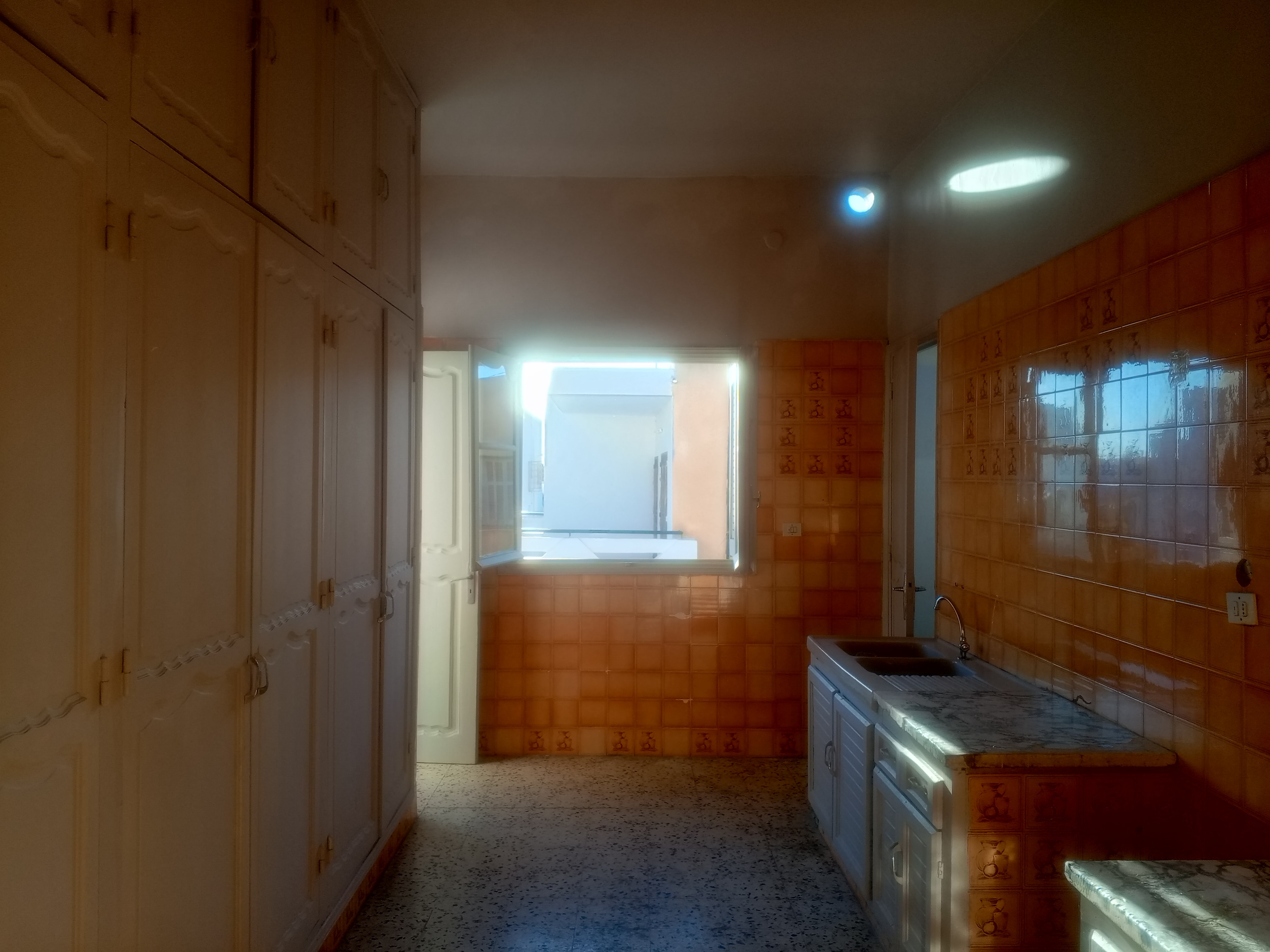 Sfax Sud Merkez Kamoun Location Appart. 4 pices Si tu cherches du spacieux 4 pices hall et 5 ch