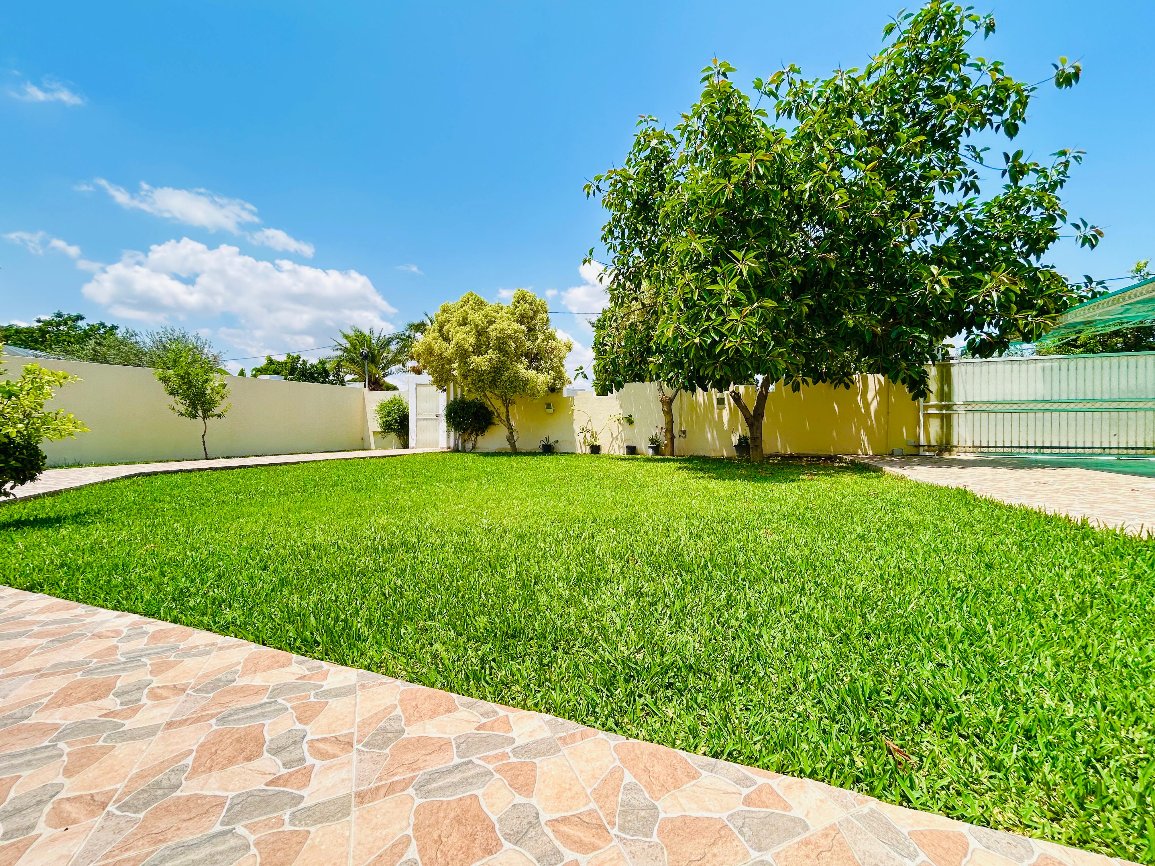 La Soukra La Soukra Location Maisons Villa plain pieds s5 avec jardin  la soukra