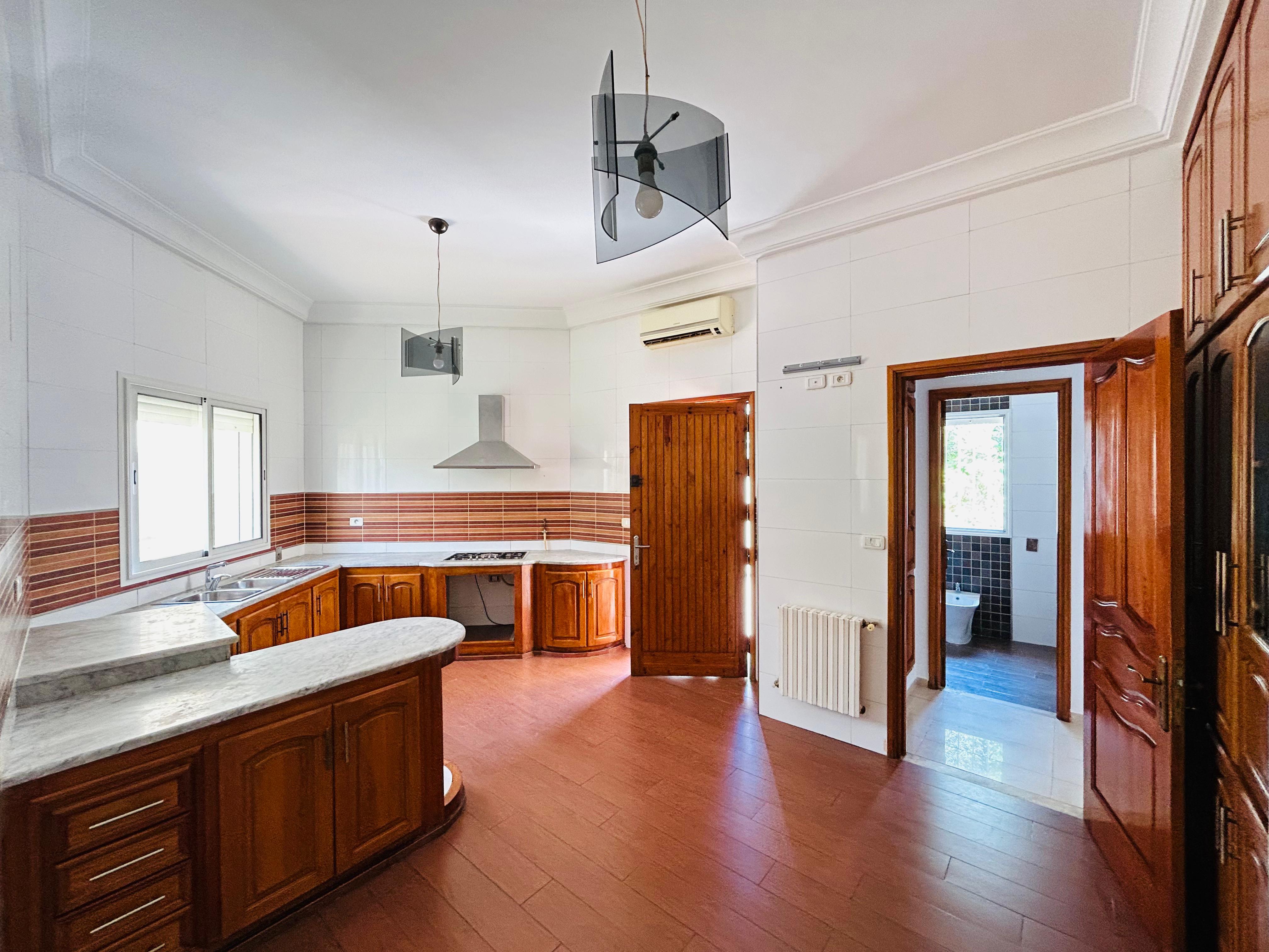 La Soukra La Soukra Location Maisons Villa plain pieds s5 avec jardin  la soukra
