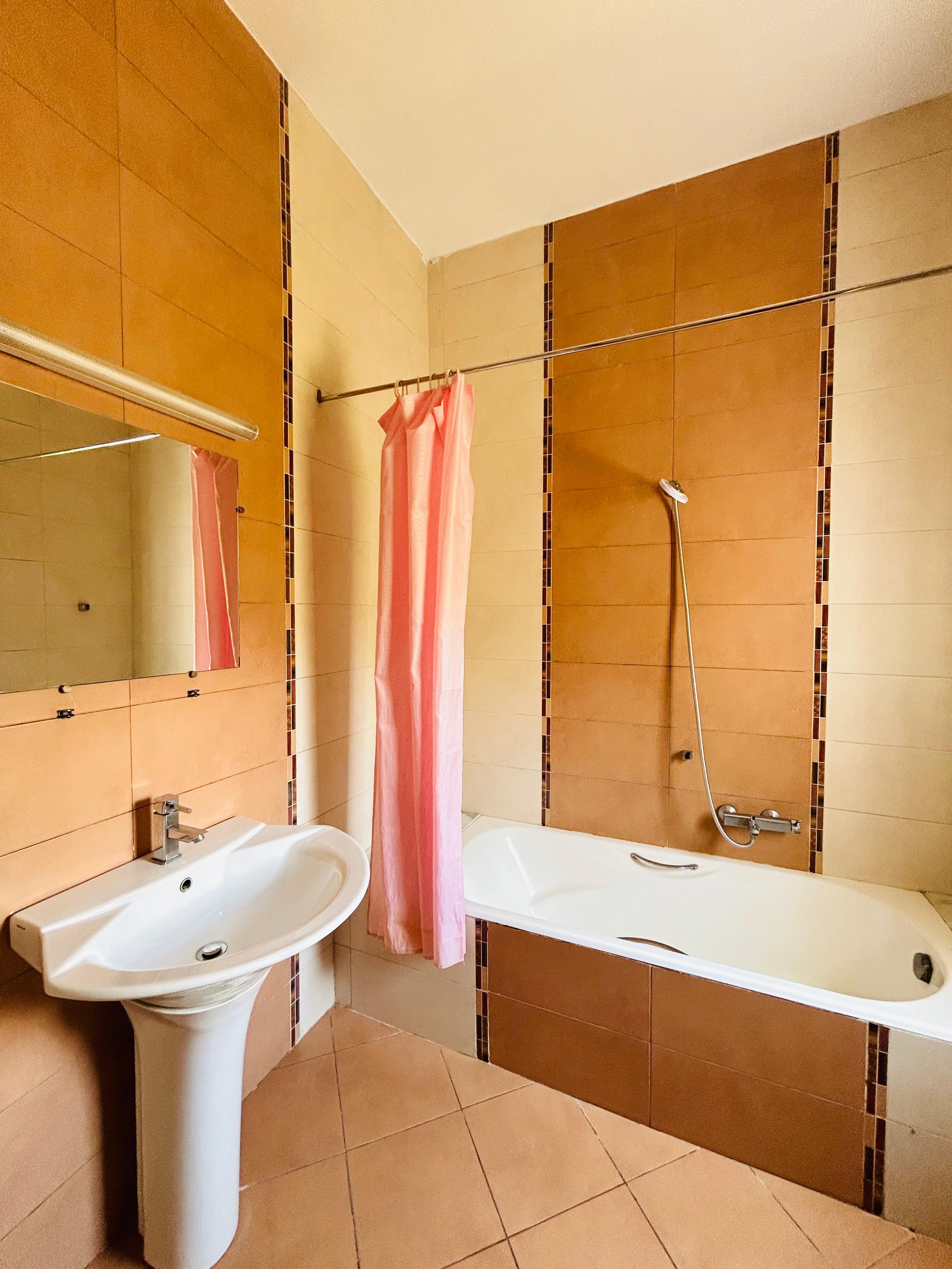 La Soukra La Soukra Location Maisons Villa plain pieds s5 avec jardin  la soukra
