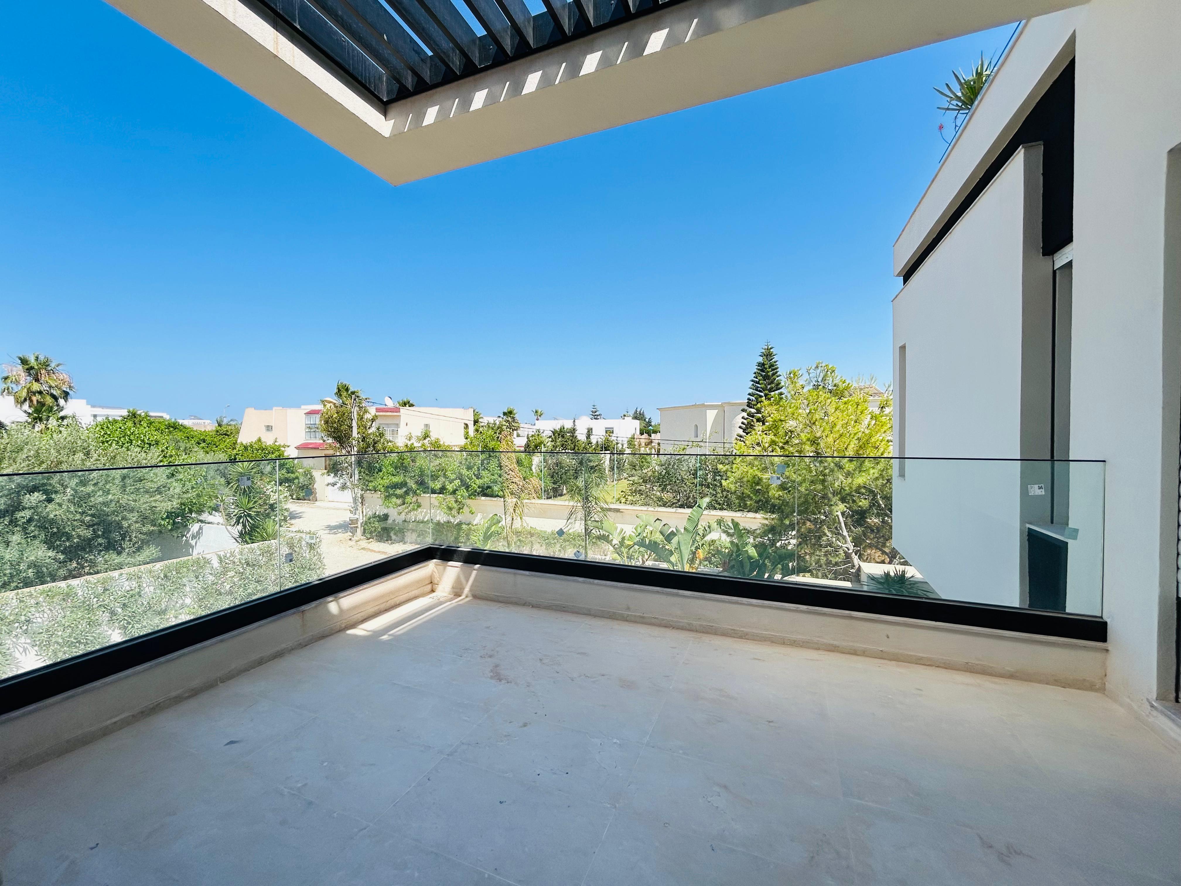 La Soukra La Soukra Vente Maisons Villa s5 avec piscine jamais habit  la soukra