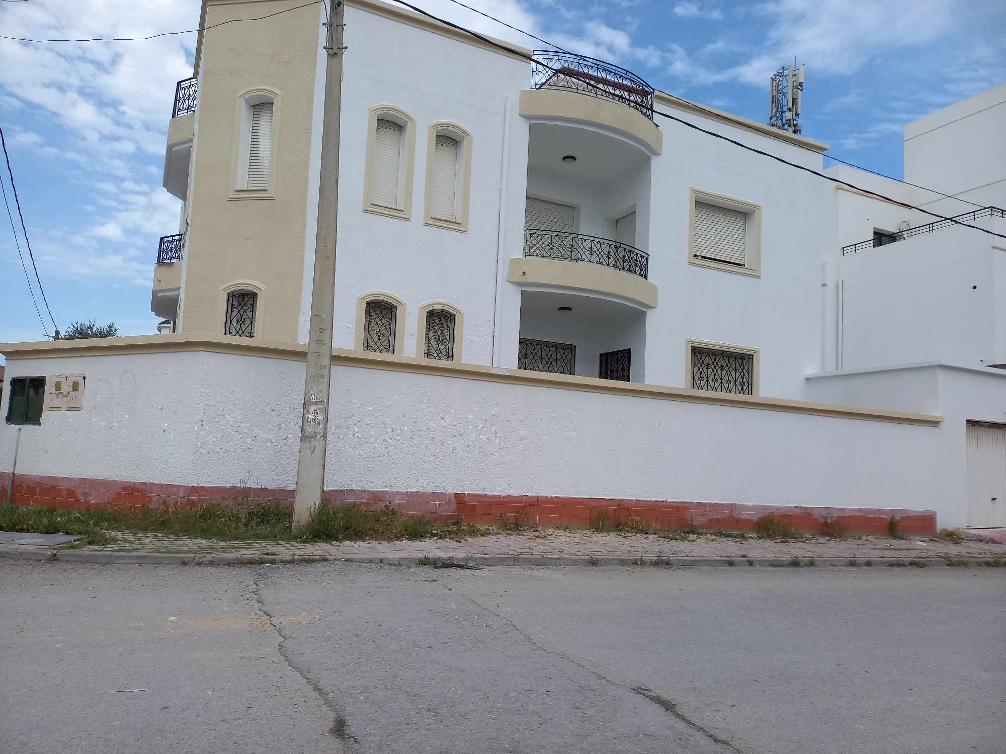 La Soukra La Soukra Location Appart. 4 pices Etage de villa  quartier central el aouina