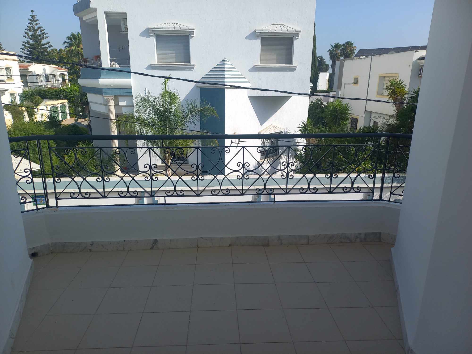 La Soukra La Soukra Location Appart. 4 pices Etage de villa  quartier central el aouina