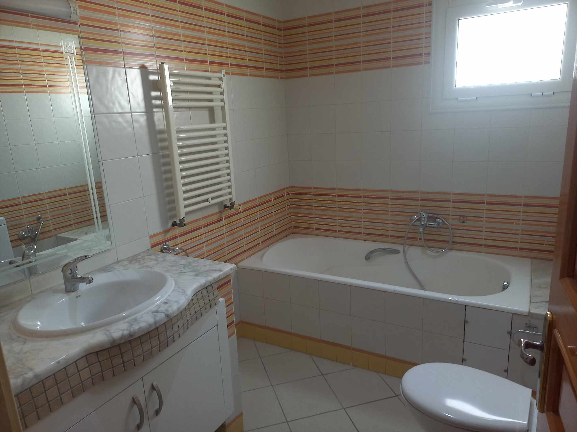 La Soukra La Soukra Location Appart. 4 pices Etage de villa  quartier central el aouina