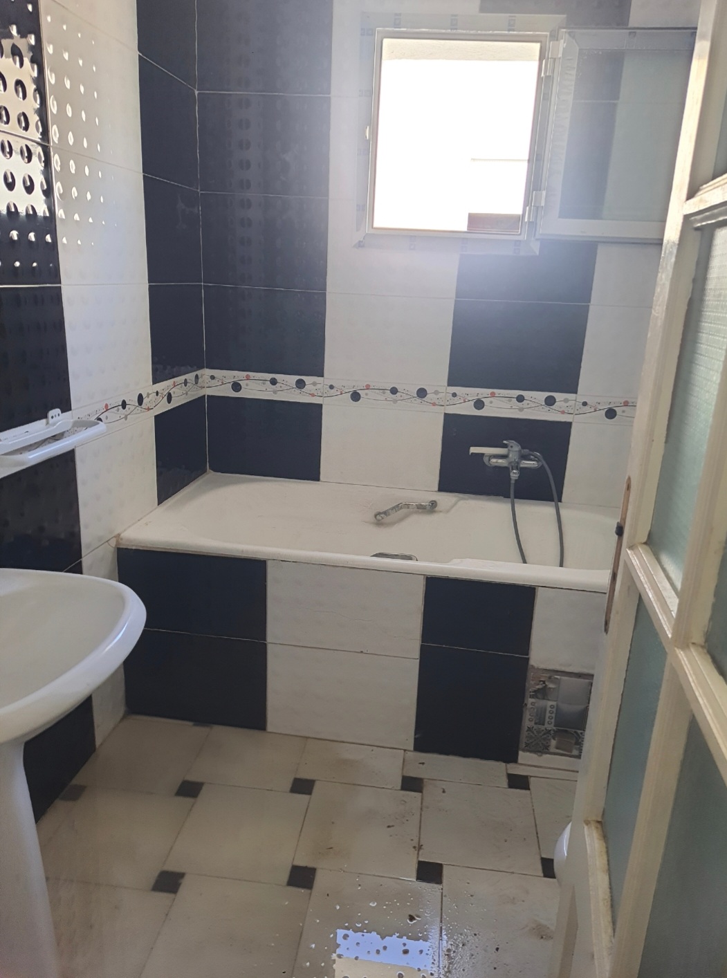 El Menzah El Manar 1 Location Appart. 2 pices Etage de villa ct cole prive hannibal