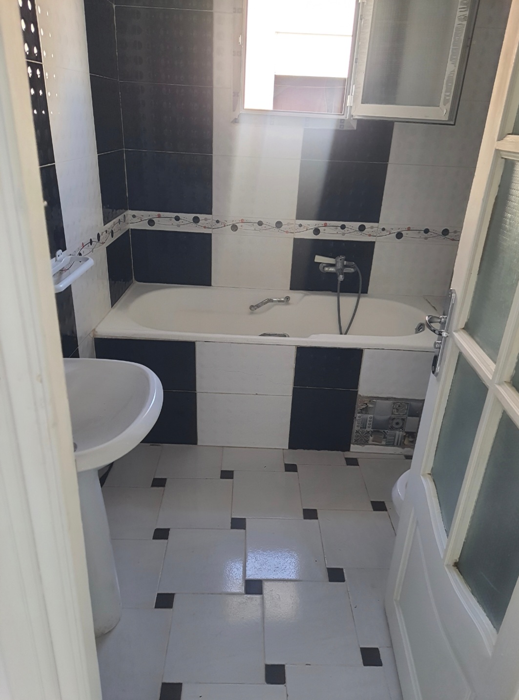 El Menzah El Manar 1 Location Appart. 2 pices Etage de villa ct cole hannibal