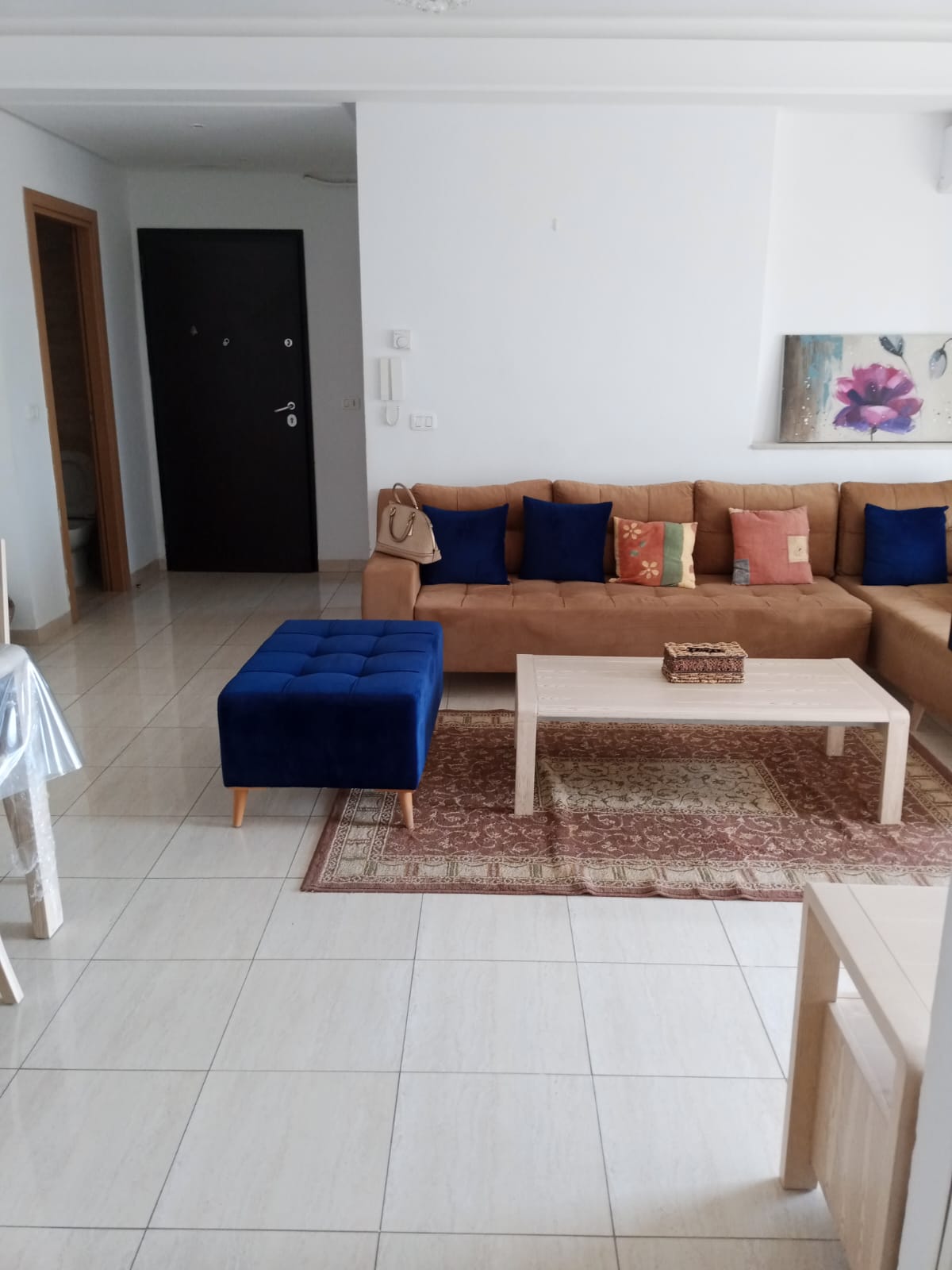 La Soukra La Soukra Location Appart. 4 pices S3 meubk  cit wahatt