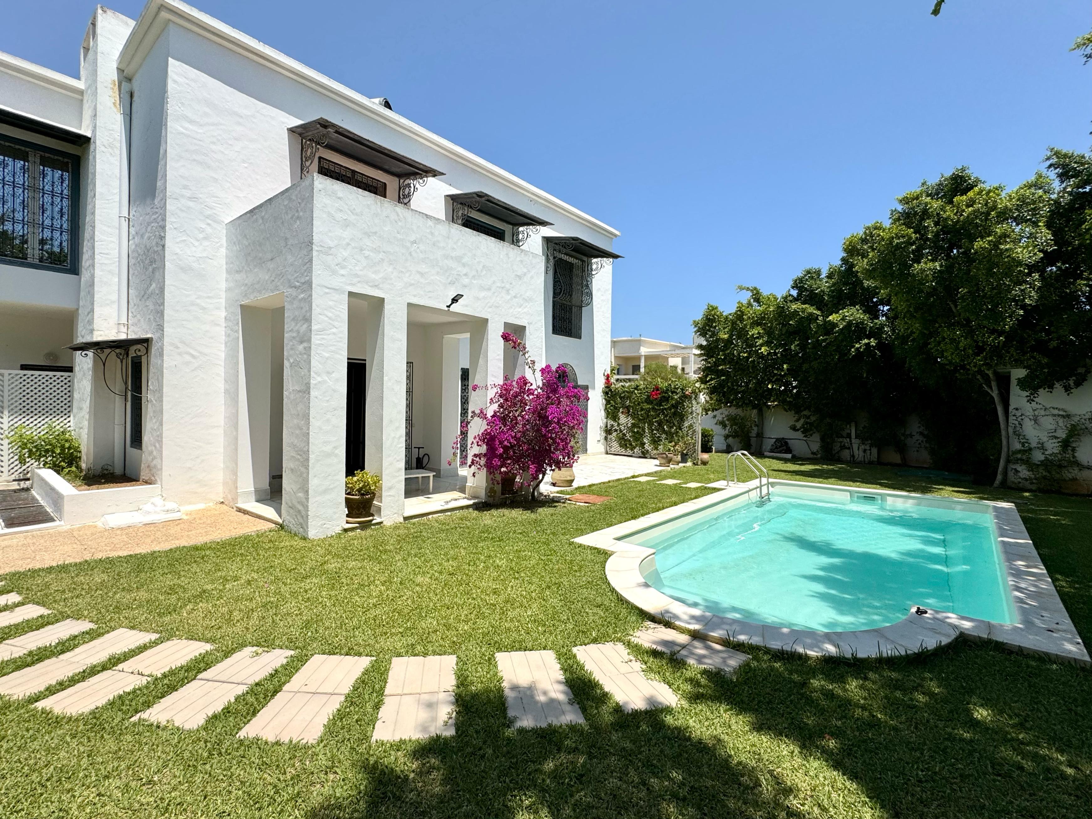 La Marsa Gammart Location Maisons Villa haut standing avec piscine et jardin