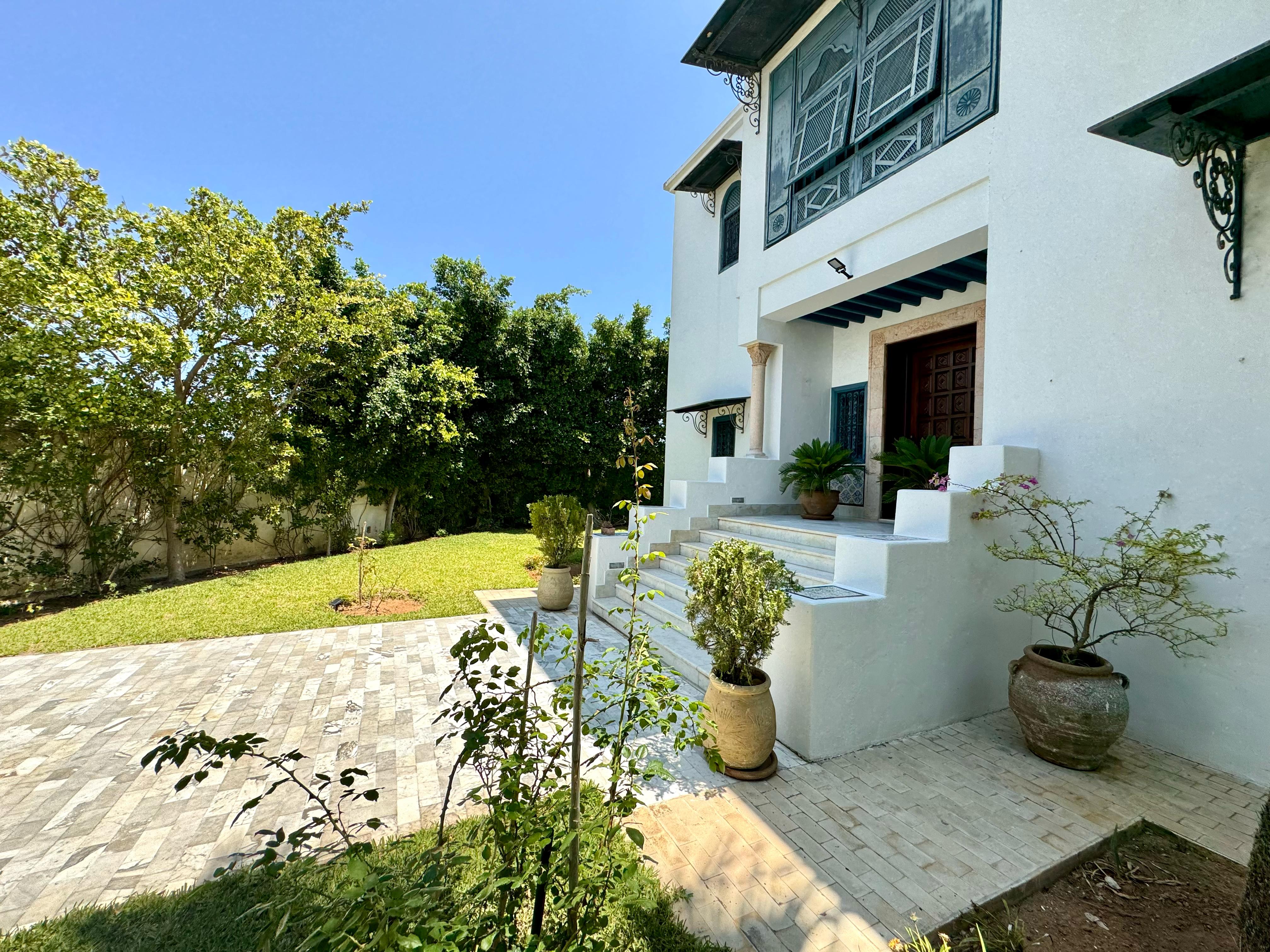 La Marsa Gammart Location Maisons Villa haut standing avec piscine et jardin