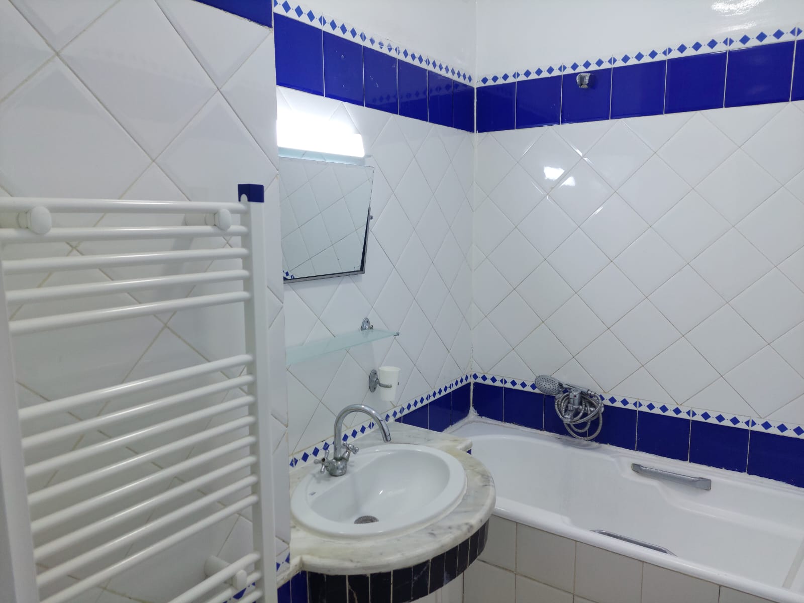 La Soukra Cite Hedi Nouira Location Appart. 4 pices Bel appartement