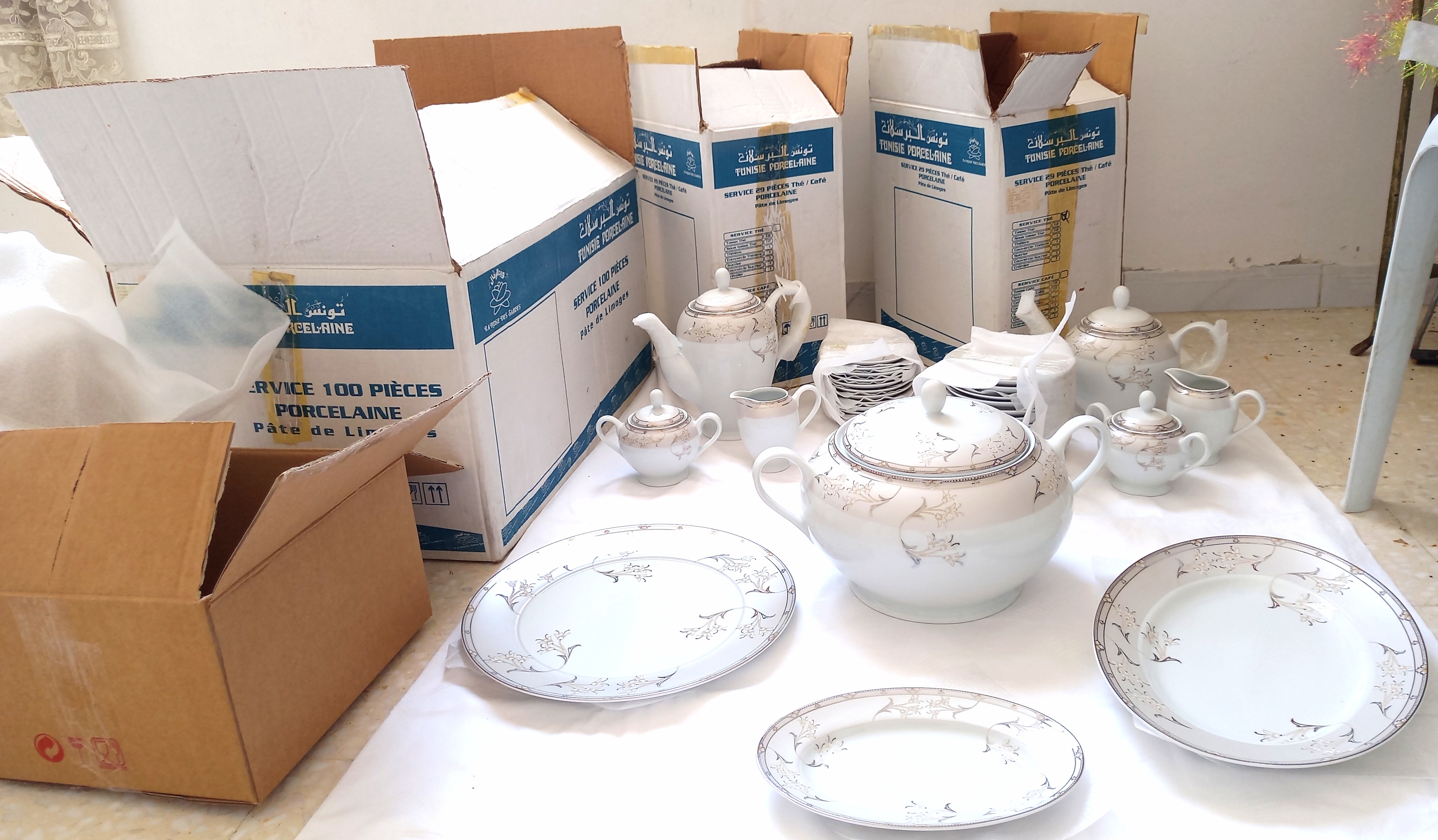El Mourouj El Mourouj Meubles de cuisine et salle de bain Autres Service  table dans son paquet tout neuf