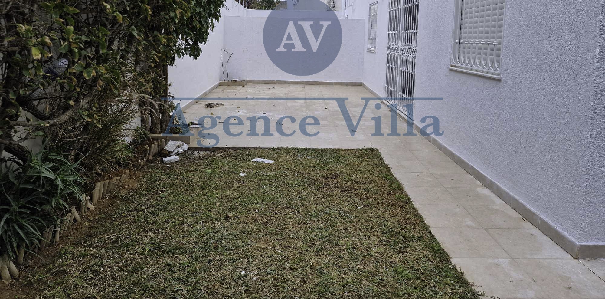 La Marsa Cite Du Stade Location Maisons Un triplex s3  cit les pins avec jardin