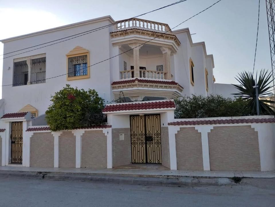 La Soukra Borj Louzir Location Appart. 1 pice tage de villa bourj    louzir