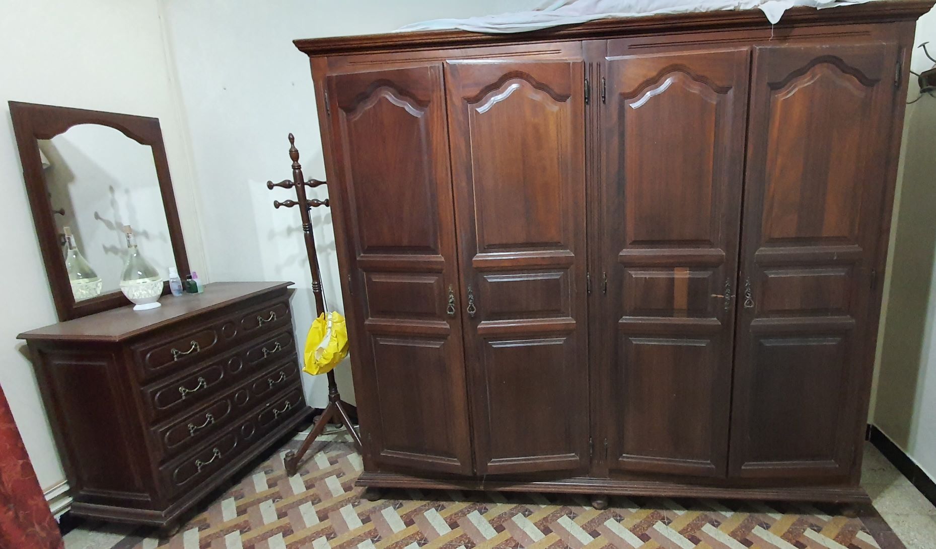 Bab Souika Bab Saadoun Chambres  coucher Armoires - Dressing Grande garde robes acajou avec coiffeuse