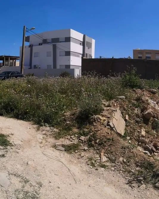 La Soukra Borj Louzir Terrain Terrain nu Terrain nu fait l angle