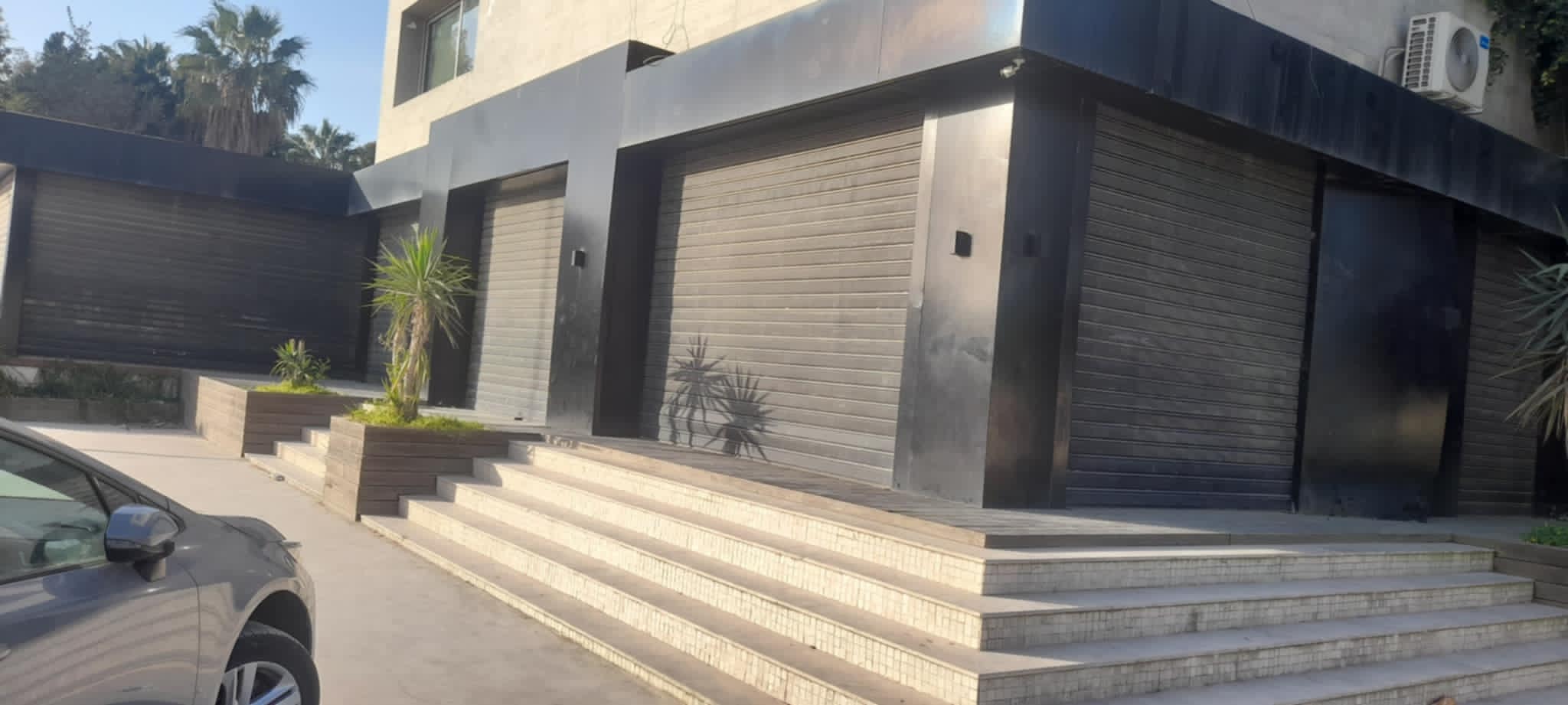 La Soukra Dar Fadhal Vente Surfaces Showroom tres fort potentiel commercial