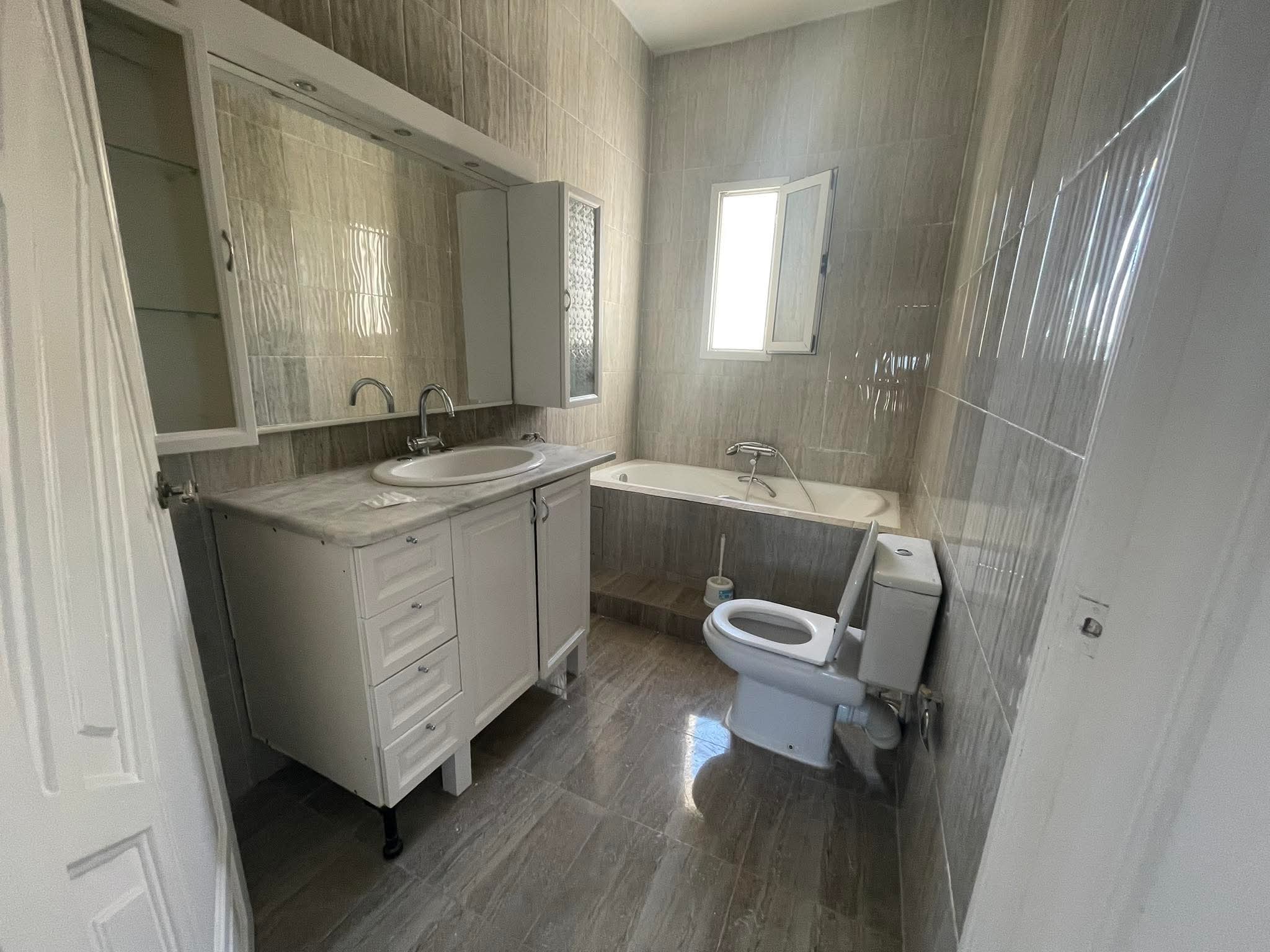 Ariana Ville Riadh Landlous Location Appart. 4 pices Etage de villa s4 1400 d a riadh andalous