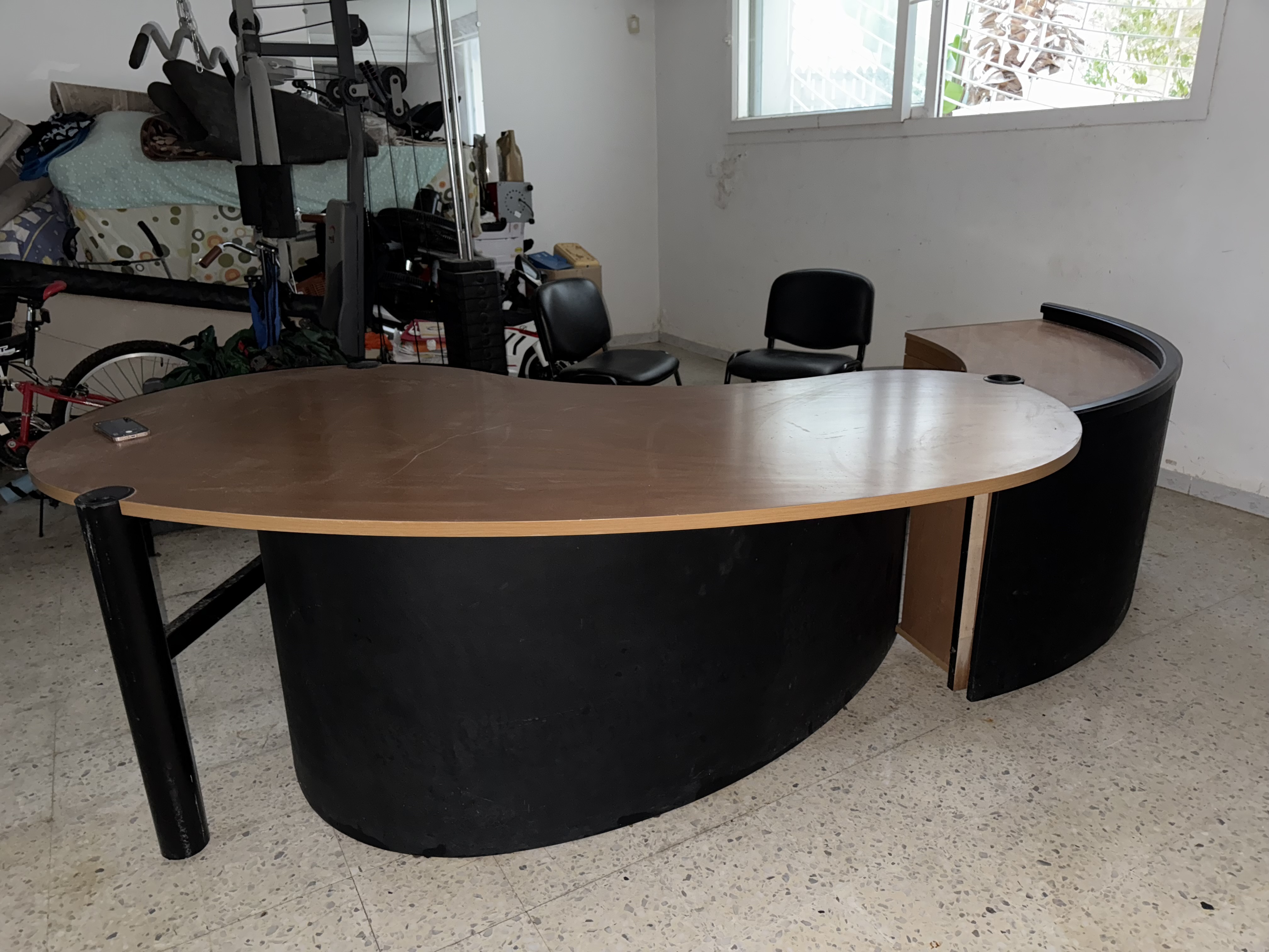 Sousse Jaouhara Sahloul Meubles de bureau Bureaux - Tables Un bureau et 2 chaises visiteur en ttes bon tat