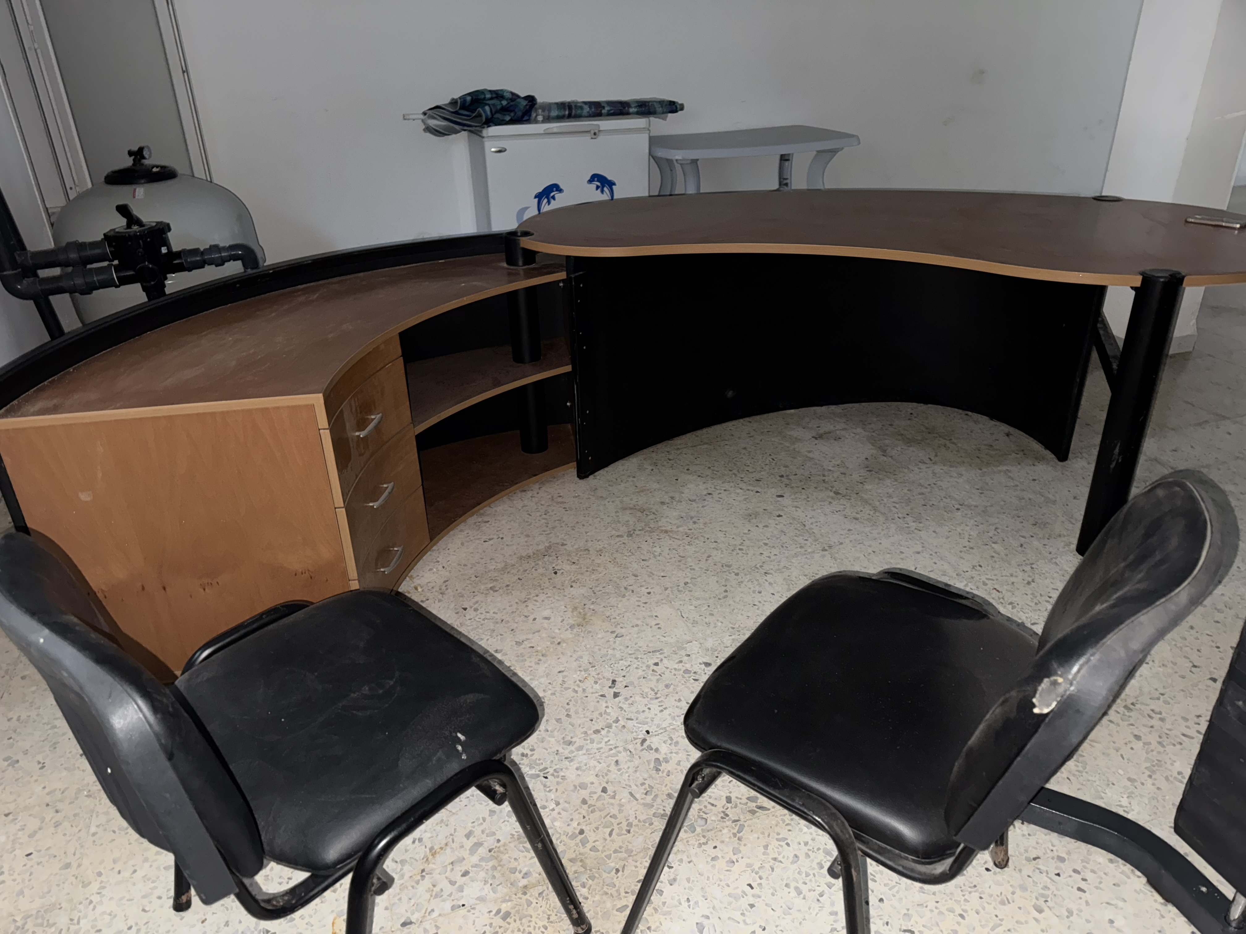 Sousse Jaouhara Sahloul Meubles de bureau Bureaux - Tables Un bureau et 2 chaises visiteur en ttes bon tat