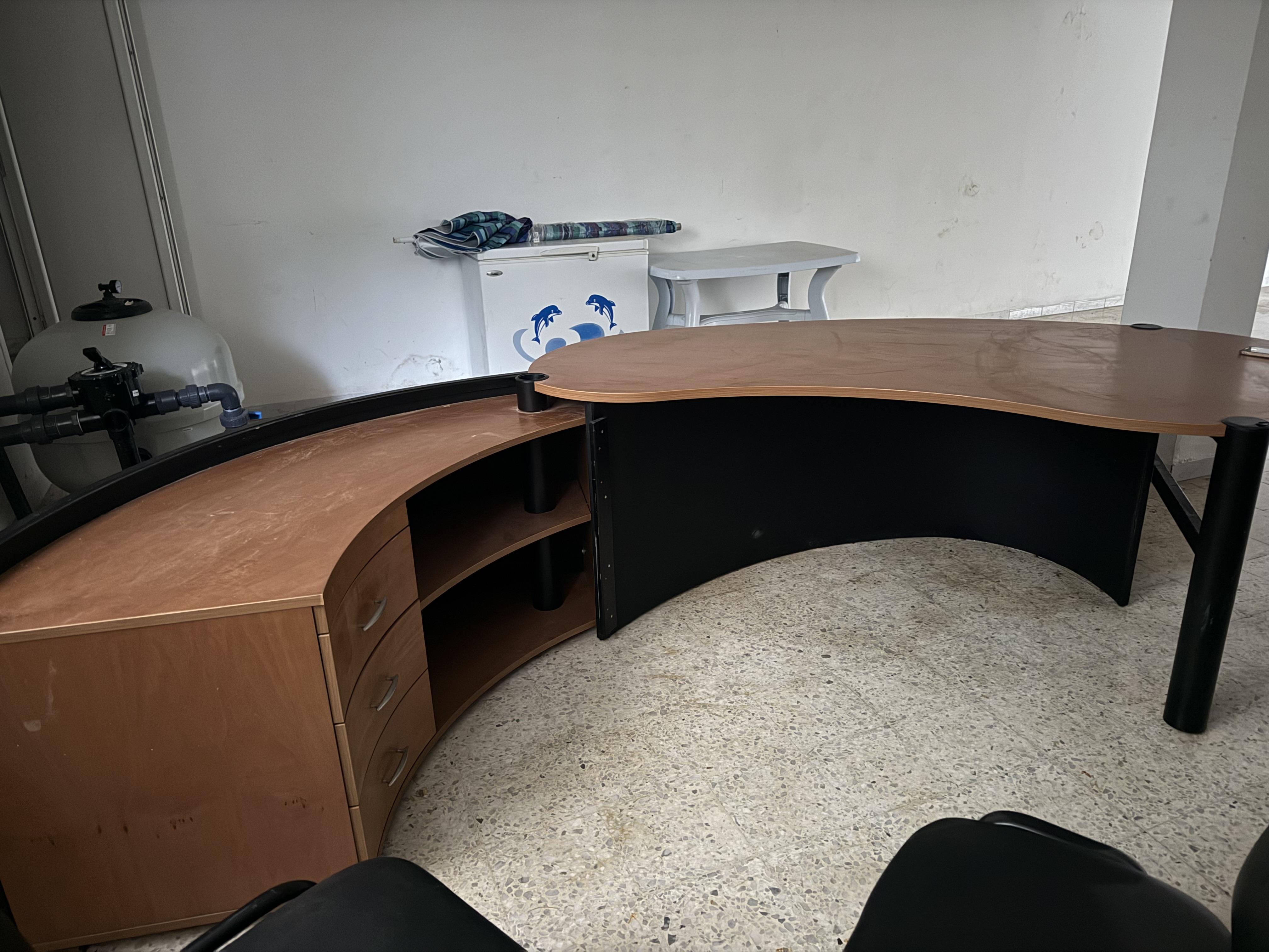 Sousse Jaouhara Sahloul Meubles de bureau Bureaux - Tables Un bureau et 2 chaises visiteur en ttes bon tat