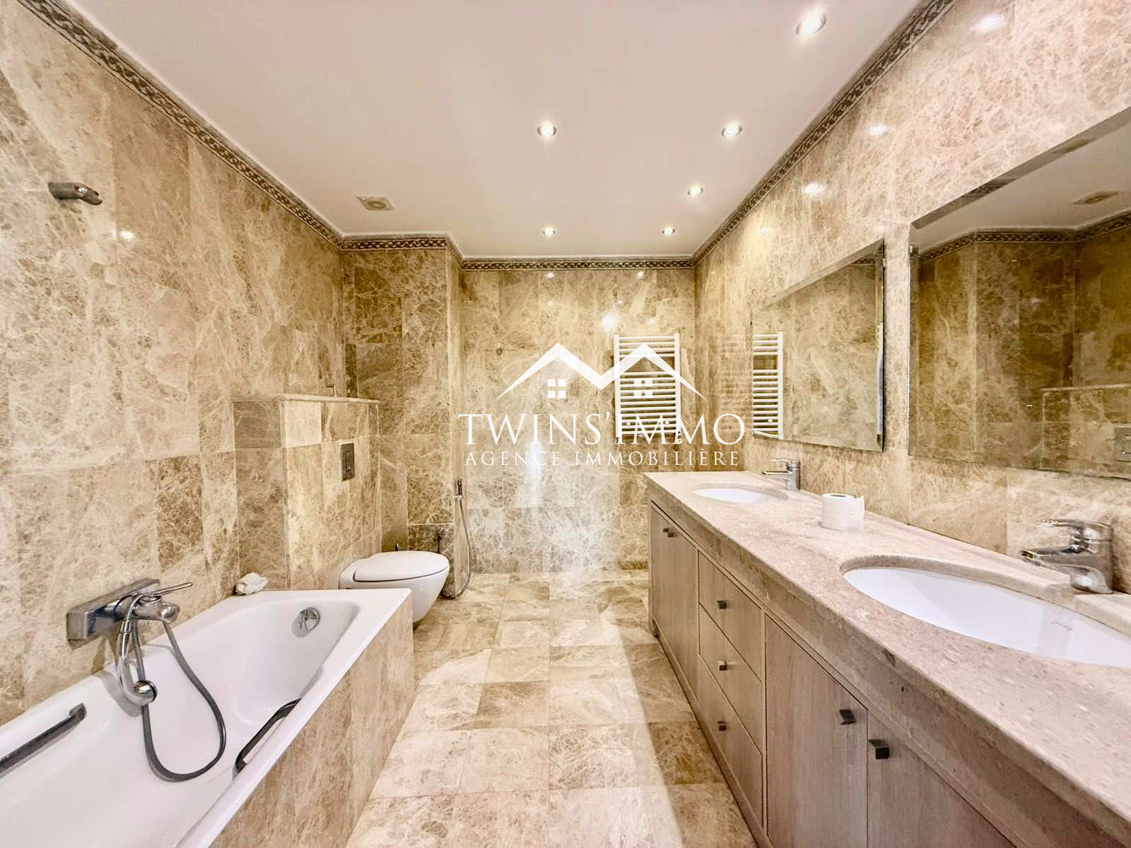 La Marsa Marsa Ennassim Location Maisons Triplex semi meubl ou vide  la marsa ennassim