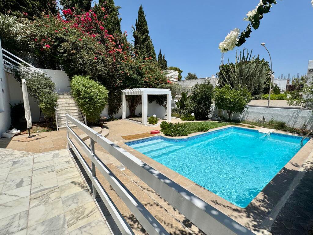 El Menzah El Manar 1 Vente Maisons Une villa s4 avec piscine  el manar