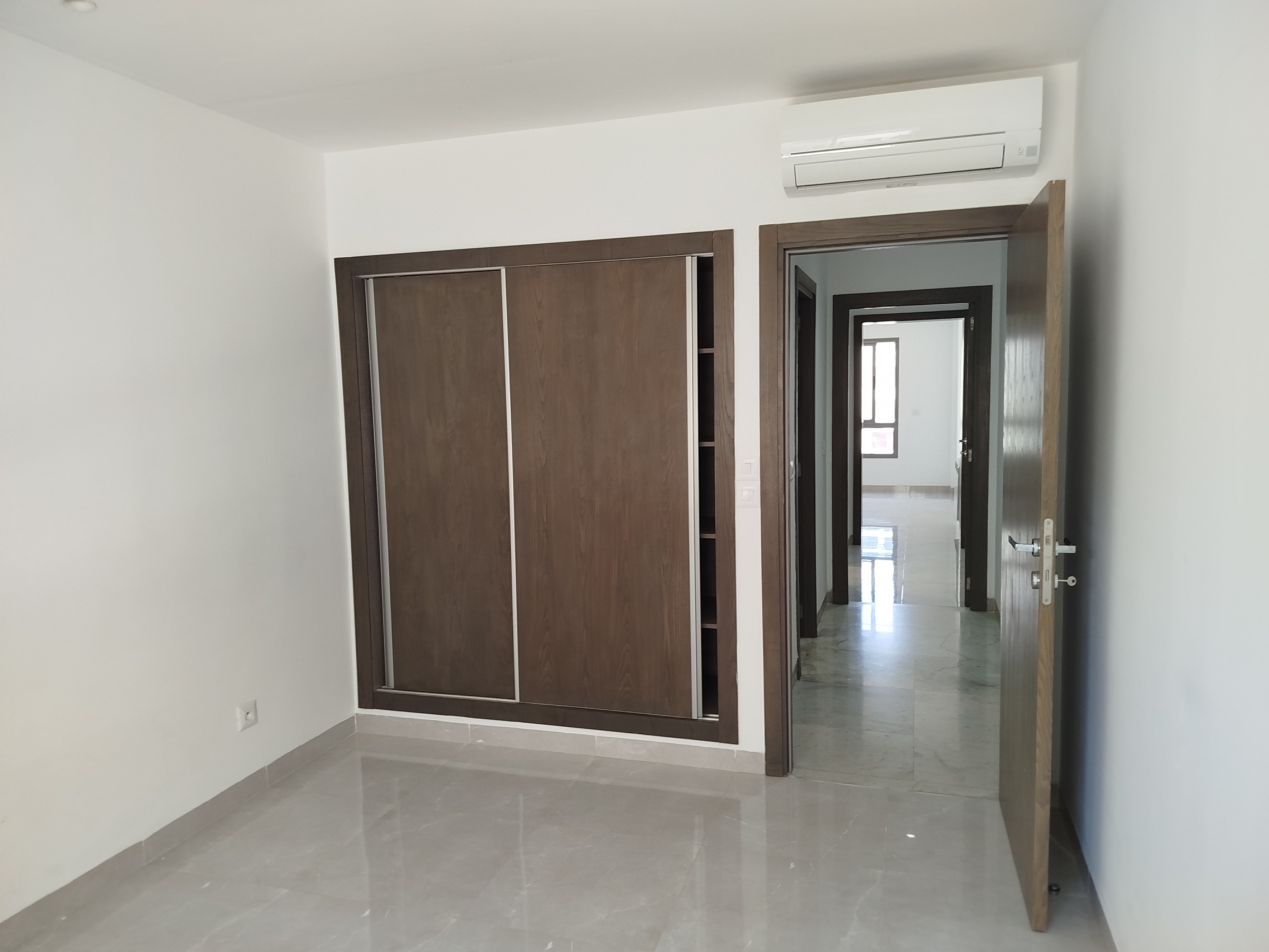 La Marsa El Aouina Location Appart. 3 pices S plus 2 cit wahat