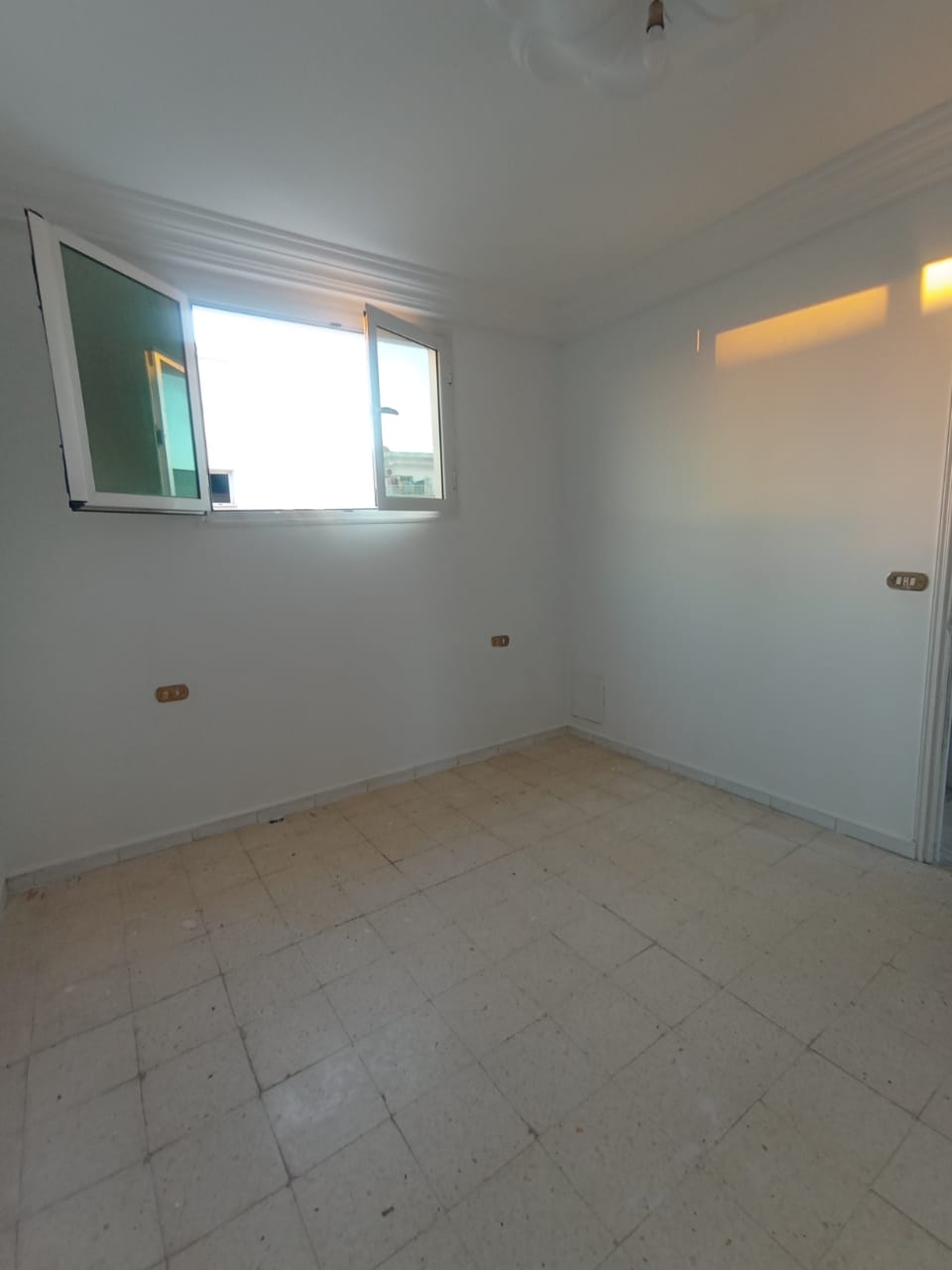 Ariana Ville Borj El Baccouche Location Appart. 1 pice S1  vide ariana borj baccouch