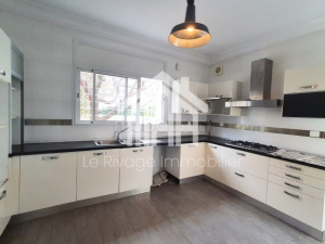 La Marsa Marsa Ennassim Location Maisons Une villa avec jardin et piscine s4  ref385a