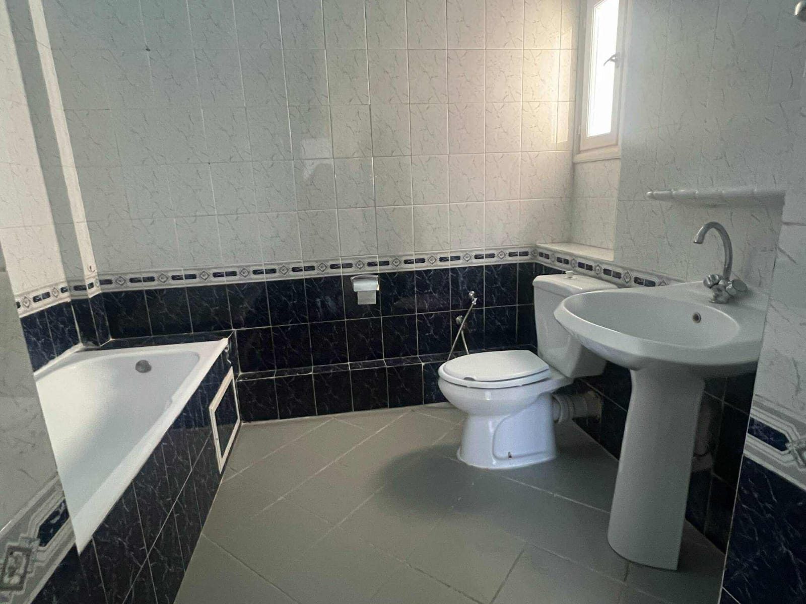 Ariana Ville Cite Ennasr 2 Location Appart. 3 pices Un appartement s2  ennasr 2 cot monoprix