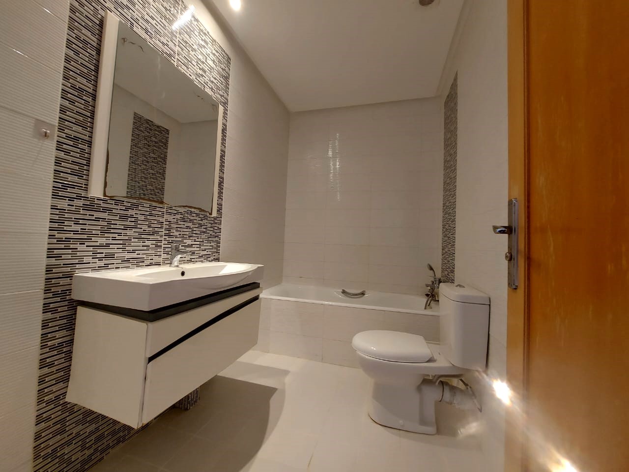 Ain Zaghouan Jardins de Carthage Location Appart. 4 pices Appt s3 de 150m2 aux jardins de carthage