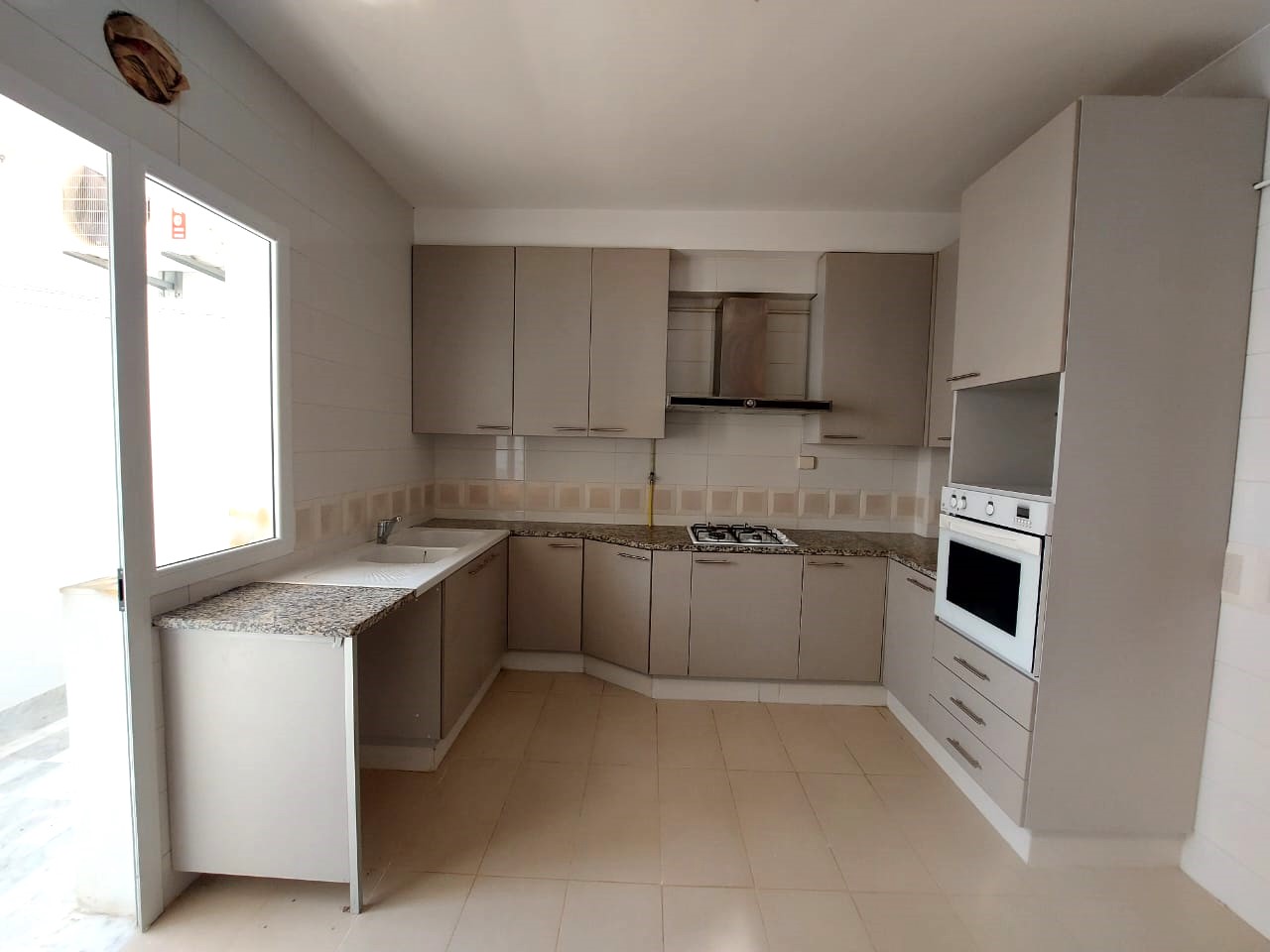 Ain Zaghouan Jardins de Carthage Location Appart. 4 pices Appt s3 de 150m2 aux jardins de carthage