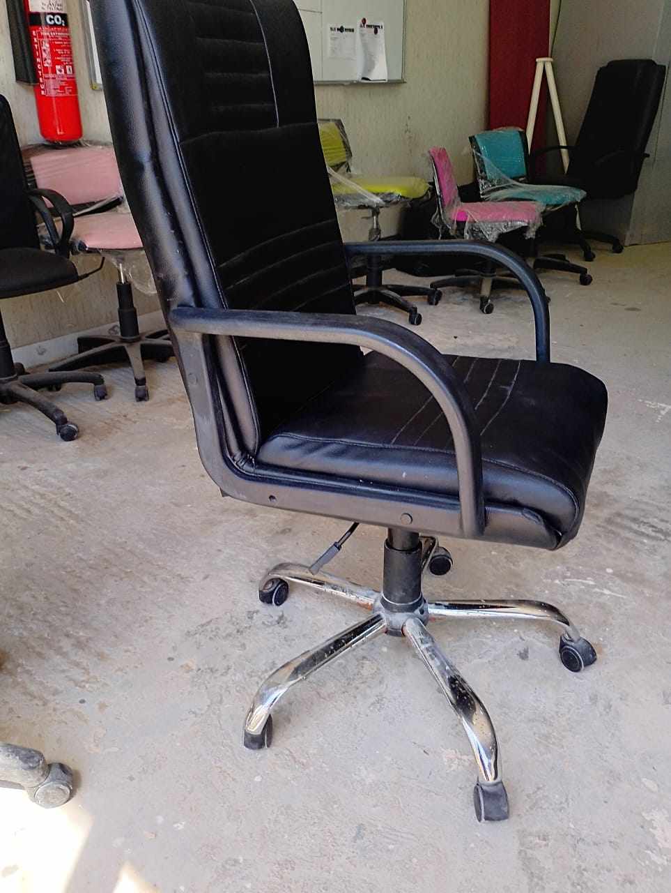 Raoued Ariana Essoughra Meubles de bureau Sieges de Bureau Sige rembourr noir