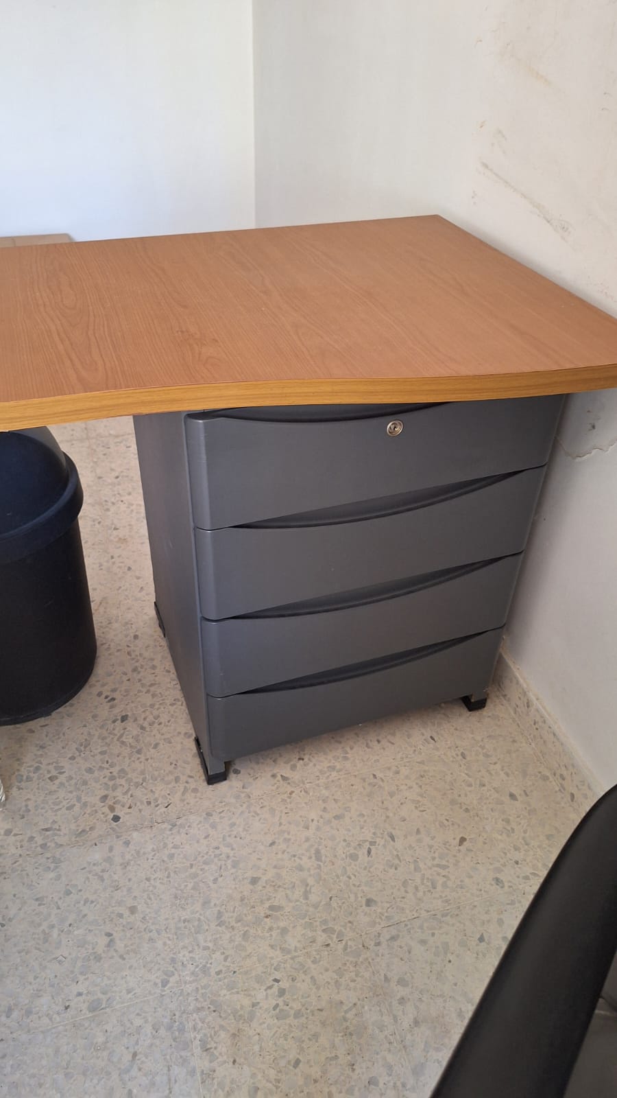 El Menzah El Manar 1 Meubles de bureau Bureaux - Tables Mobilier de bureau en trs bon tat