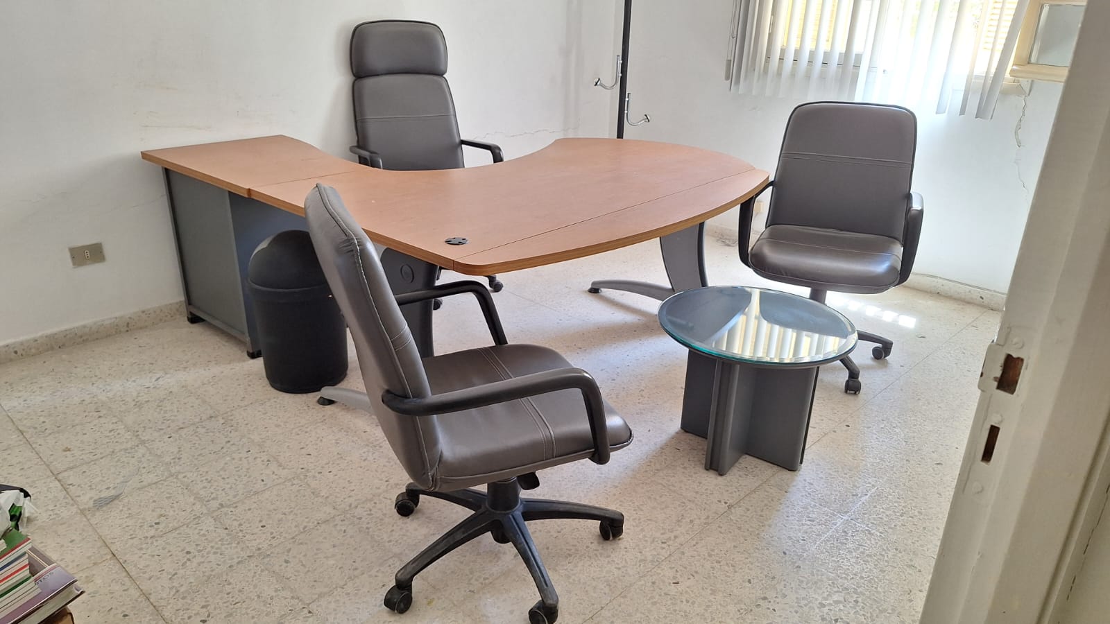 El Menzah El Manar 1 Meubles de bureau Bureaux - Tables Mobilier de bureau en trs bon tat