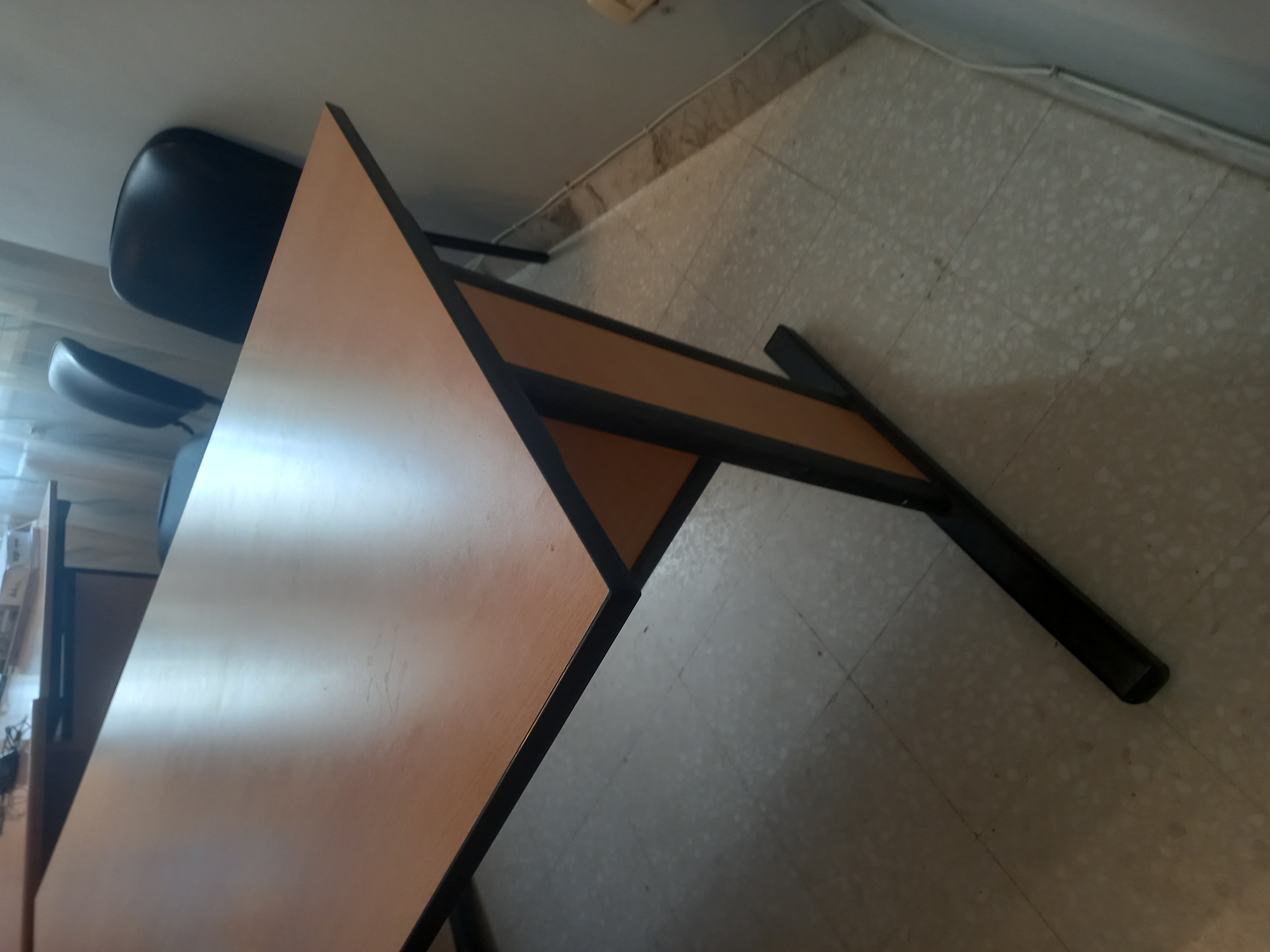 Ariana Ville Cite Ennasr 1 Meubles de bureau Bureaux - Tables Bureau et 2 lments de rangement