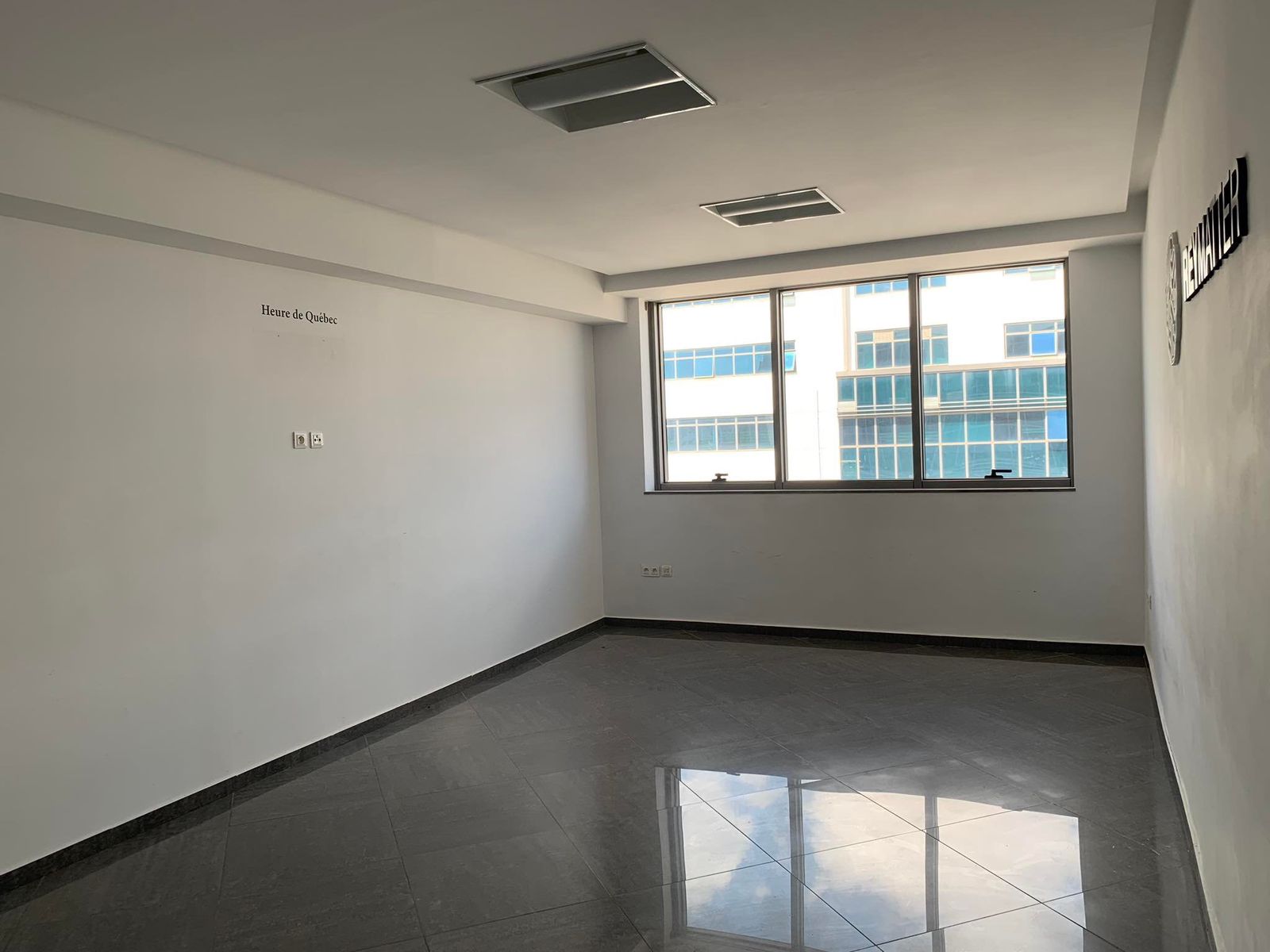 Cite El Khadra Zone urbaine nord Location Appart. 4 pices Un spacieux bureau a centre urbain nord