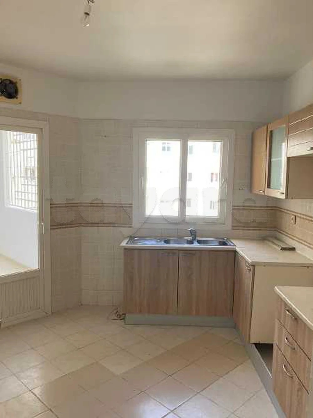 La Marsa El Aouina Location Appart. 1 pice S plus 3 cite el wa7at pas loin de aziza